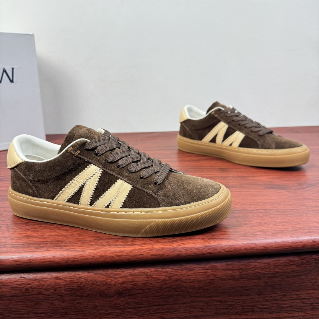 NO:756313,Batch Moncler/Meng Mouth new spring men's sports shoes, versatile leather casual sneakers, light luxury commuting style!  Genuine leather casual sneakers | Minimalist, light and luxurious, showing style in every step  Originating from the classic work of the luxury brand Moncler, this pair of genuine leather sneakers perfectly combines high-end sense with practicality. The upper is made of fine first-layer cowhide, which is soft to the touch and transparent in texture. It is available in two colors: classic black and pure white, suitable for the needs of all seasons. The neat low-top version is matched with a rounded toe, which can modify the shape of the foot and is easy to wear. The thickened rubber sole is also anti-slip.  And rebound, it can stay comfortable even when walking for a long time. The contrasting details on the tongue and lining hide ingenuity, and show the craftsmanship in a low-key manner. Whether it is paired with a suit to create a commuting yuppie style, or paired with jeans for daily casualness, it can easily hold up to a variety of occasions. It is a timeless luxury choice for men's shoe cabinets. Every step is based on texture and taste.  Size 39-40-41-42-43-44 leather shoe size (can be customized to 38.45) Item number MQ001 color matching coffee color, Moncler, sneakers, jeans, business suit, cowhide19860909批 Moncler/蒙口 春季新款男士运动鞋 百搭款皮革休闲板鞋 轻奢通勤风！ 真皮休闲板鞋｜极简轻奢,步履之间尽显格调 源自奢侈品牌Moncler的经典之作,这双真皮板鞋将高级感与实用性完美融合.鞋面甄选细腻头层牛皮,触感柔软且质感通透,经典黑与纯净白两款配色,适配四季穿搭需求.利落低帮版型搭配圆润鞋头,修饰脚型不挑穿搭,加厚橡胶鞋底兼具防滑与回弹,长时间行走也能保持舒适.鞋舌与内里的撞色细节暗藏巧思,低调中彰显匠心工艺.无论是搭配西装打造通勤雅痞风,还是配牛仔裤演绎日常随性,都能轻松hold住多种场合,是男士鞋柜里永不过时的轻奢选择,每一步都踏在质感与品味之上. 尺码39-40-41-42-43-44皮鞋尺码（可定制38.45） 货号MQ001拼色 咖色,,Moncler,sneakers,jeans,business suit,cowhide,Men's shoes