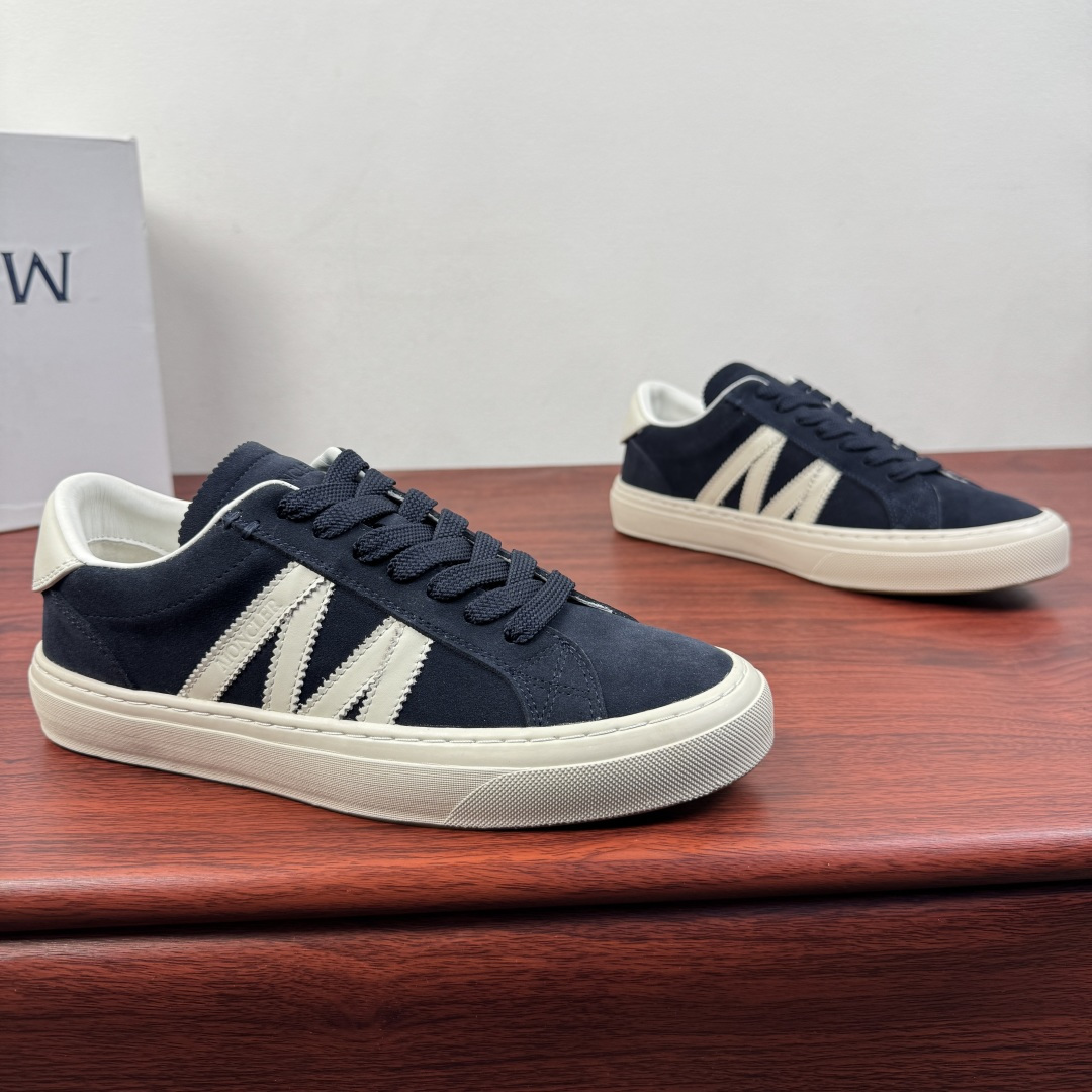 NO:756316,Batch Moncler/Meng Mouth new spring men's sports shoes, versatile leather casual sneakers, light luxury commuting style!  Genuine leather casual sneakers | Minimalist, light and luxurious, showing style in every step  Originating from the classic work of the luxury brand Moncler, this pair of genuine leather sneakers perfectly combines high-end sense with practicality. The upper is made of fine first-layer cowhide, which is soft to the touch and transparent in texture. It is available in two colors: classic black and pure white, suitable for the needs of all seasons. The neat low-top version is matched with a rounded toe, which can modify the shape of the foot and is easy to wear. The thickened rubber sole is also anti-slip.  And rebound, it can stay comfortable even when walking for a long time. The contrasting details on the tongue and lining hide ingenuity, and show the craftsmanship in a low-key manner. Whether it is paired with a suit to create a commuting yuppie style, or paired with jeans for daily casualness, it can easily hold up to a variety of occasions. It is a timeless luxury choice for men's shoe cabinets. Every step is based on texture and taste.  Size 39-40-41-42-43-44 leather shoe size (can be customized to 38.45) Item number MQ001 color matching blue,,Moncler,sneakers,jeans,business suit,cowhide19860909批 Moncler/蒙口 春季新款男士运动鞋 百搭款皮革休闲板鞋 轻奢通勤风！ 真皮休闲板鞋｜极简轻奢,步履之间尽显格调 源自奢侈品牌Moncler的经典之作,这双真皮板鞋将高级感与实用性完美融合.鞋面甄选细腻头层牛皮,触感柔软且质感通透,经典黑与纯净白两款配色,适配四季穿搭需求.利落低帮版型搭配圆润鞋头,修饰脚型不挑穿搭,加厚橡胶鞋底兼具防滑与回弹,长时间行走也能保持舒适.鞋舌与内里的撞色细节暗藏巧思,低调中彰显匠心工艺.无论是搭配西装打造通勤雅痞风,还是配牛仔裤演绎日常随性,都能轻松hold住多种场合,是男士鞋柜里永不过时的轻奢选择,每一步都踏在质感与品味之上. 尺码39-40-41-42-43-44皮鞋尺码（可定制38.45） 货号MQ001拼色 蓝色,,Moncler,sneakers,jeans,business suit,cowhide,Men's shoes