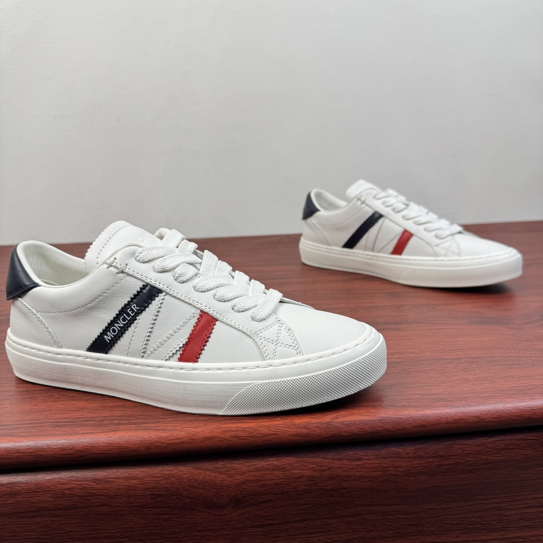 NO:756318,Batch Moncler/Meng Mouth new spring men's sports shoes, versatile leather casual sneakers, light luxury commuting style!  Genuine leather casual sneakers | Minimalist, light and luxurious, showing style in every step  Originating from the classic work of the luxury brand Moncler, this pair of genuine leather sneakers perfectly combines high-end sense with practicality. The upper is made of fine first-layer cowhide, which is soft to the touch and transparent in texture. It is available in two colors: classic black and pure white, suitable for the needs of all seasons. The neat low-top version is matched with a rounded toe, which can modify the shape of the foot and is easy to wear. The thickened rubber sole is also anti-slip.  And rebound, it can stay comfortable even when walking for a long time. The contrasting details on the tongue and lining hide ingenuity, and show the craftsmanship in a low-key manner. Whether it is paired with a suit to create a commuting yuppie style, or paired with jeans for daily casualness, it can easily hold up to a variety of occasions. It is a timeless luxury choice for men's shoe cabinets. Every step is based on texture and taste.  Size 39-40-41-42-43-44 leather shoe size (can be customized to 38.45) Item number MQ001 white and red,,Moncler,sneakers,jeans,business suit,cowhide19860909批 Moncler/蒙口 春季新款男士运动鞋 百搭款皮革休闲板鞋 轻奢通勤风！ 真皮休闲板鞋｜极简轻奢,步履之间尽显格调 源自奢侈品牌Moncler的经典之作,这双真皮板鞋将高级感与实用性完美融合.鞋面甄选细腻头层牛皮,触感柔软且质感通透,经典黑与纯净白两款配色,适配四季穿搭需求.利落低帮版型搭配圆润鞋头,修饰脚型不挑穿搭,加厚橡胶鞋底兼具防滑与回弹,长时间行走也能保持舒适.鞋舌与内里的撞色细节暗藏巧思,低调中彰显匠心工艺.无论是搭配西装打造通勤雅痞风,还是配牛仔裤演绎日常随性,都能轻松hold住多种场合,是男士鞋柜里永不过时的轻奢选择,每一步都踏在质感与品味之上. 尺码39-40-41-42-43-44皮鞋尺码（可定制38.45） 货号MQ001 白红,,Moncler,sneakers,jeans,business suit,cowhide,Men's shoes