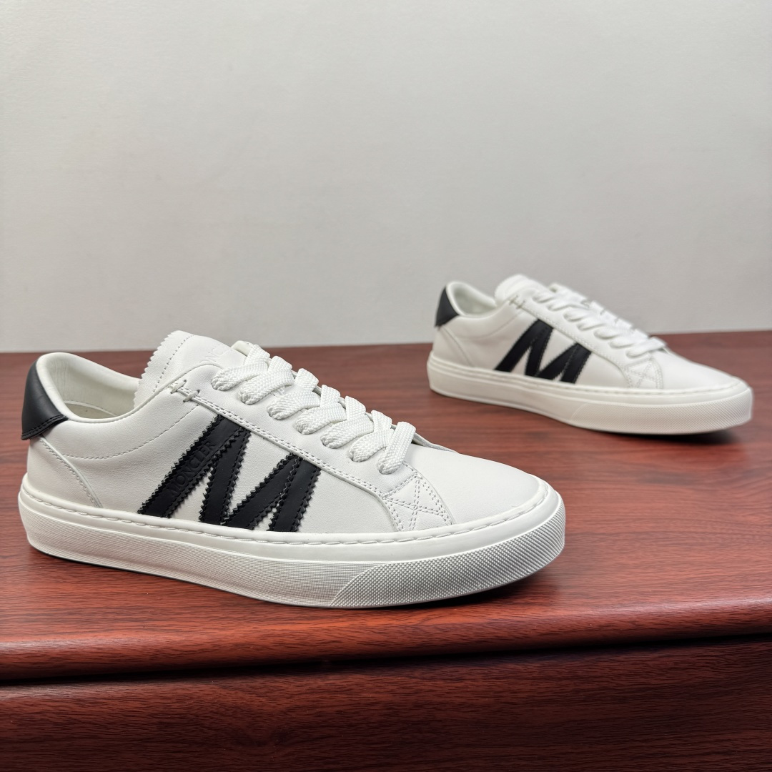 NO:756320,Batch Moncler/Meng Mouth new spring men's sports shoes, versatile leather casual sneakers, light luxury commuting style!  Genuine leather casual sneakers | Minimalist, light and luxurious, showing style in every step  Originating from the classic work of the luxury brand Moncler, this pair of genuine leather sneakers perfectly combines high-end sense with practicality. The upper is made of fine first-layer cowhide, which is soft to the touch and transparent in texture. It is available in two colors: classic black and pure white, suitable for the needs of all seasons. The neat low-top version is matched with a rounded toe, which can modify the shape of the foot and is easy to wear. The thickened rubber sole is also anti-slip.  And rebound, it can stay comfortable even when walking for a long time. The contrasting details on the tongue and lining hide ingenuity, and show the craftsmanship in a low-key manner. Whether it is paired with a suit to create a commuting yuppie style, or paired with jeans for daily casualness, it can easily hold up to a variety of occasions. It is a timeless luxury choice for men's shoe cabinets. Every step is based on texture and taste.  Size 39-40-41-42-43-44 leather shoe size (can be customized to 38.45) Item number MQ001 white and black, Moncler, sneakers, jeans, business suit, cowhide19860909批 Moncler/蒙口 春季新款男士运动鞋 百搭款皮革休闲板鞋 轻奢通勤风！ 真皮休闲板鞋｜极简轻奢,步履之间尽显格调 源自奢侈品牌Moncler的经典之作,这双真皮板鞋将高级感与实用性完美融合.鞋面甄选细腻头层牛皮,触感柔软且质感通透,经典黑与纯净白两款配色,适配四季穿搭需求.利落低帮版型搭配圆润鞋头,修饰脚型不挑穿搭,加厚橡胶鞋底兼具防滑与回弹,长时间行走也能保持舒适.鞋舌与内里的撞色细节暗藏巧思,低调中彰显匠心工艺.无论是搭配西装打造通勤雅痞风,还是配牛仔裤演绎日常随性,都能轻松hold住多种场合,是男士鞋柜里永不过时的轻奢选择,每一步都踏在质感与品味之上. 尺码39-40-41-42-43-44皮鞋尺码（可定制38.45） 货号MQ001 白黑,,Moncler,sneakers,jeans,business suit,cowhide,Men's shoes