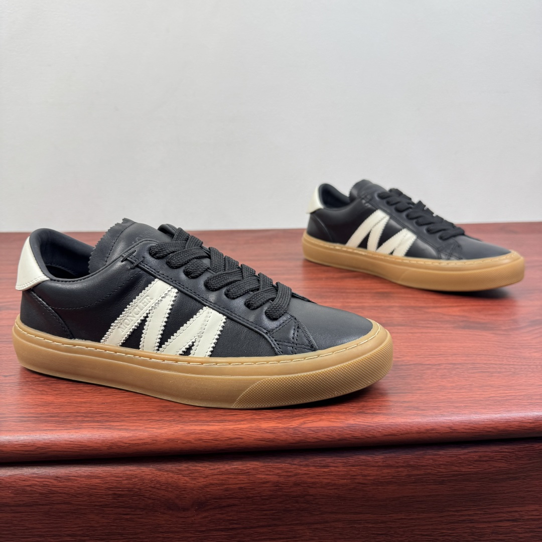 NO:756322,Batch Moncler/Meng Mouth new spring men's sports shoes, versatile leather casual sneakers, light luxury commuting style!  Genuine leather casual sneakers | Minimalist, light and luxurious, showing style in every step  Originating from the classic work of the luxury brand Moncler, this pair of genuine leather sneakers perfectly combines high-end sense with practicality. The upper is made of fine first-layer cowhide, which is soft to the touch and transparent in texture. It is available in two colors: classic black and pure white, suitable for the needs of all seasons. The neat low-top version is matched with a rounded toe, which can modify the shape of the foot and is easy to wear. The thickened rubber sole is also anti-slip.  And rebound, it can stay comfortable even when walking for a long time. The contrasting details on the tongue and lining hide ingenuity, and show the craftsmanship in a low-key manner. Whether it is paired with a suit to create a commuting yuppie style, or paired with jeans for daily casualness, it can easily hold up to a variety of occasions. It is a timeless luxury choice for men's shoe cabinets. Every step is based on texture and taste.  Size 39-40-41-42-43-44 leather shoe size (can be customized to 38.45) Item number MQ001 black,,Moncler,sneakers,jeans,business suit,cowhide19860909批 Moncler/蒙口 春季新款男士运动鞋 百搭款皮革休闲板鞋 轻奢通勤风！ 真皮休闲板鞋｜极简轻奢,步履之间尽显格调 源自奢侈品牌Moncler的经典之作,这双真皮板鞋将高级感与实用性完美融合.鞋面甄选细腻头层牛皮,触感柔软且质感通透,经典黑与纯净白两款配色,适配四季穿搭需求.利落低帮版型搭配圆润鞋头,修饰脚型不挑穿搭,加厚橡胶鞋底兼具防滑与回弹,长时间行走也能保持舒适.鞋舌与内里的撞色细节暗藏巧思,低调中彰显匠心工艺.无论是搭配西装打造通勤雅痞风,还是配牛仔裤演绎日常随性,都能轻松hold住多种场合,是男士鞋柜里永不过时的轻奢选择,每一步都踏在质感与品味之上. 尺码39-40-41-42-43-44皮鞋尺码（可定制38.45） 货号MQ001 黑色,,Moncler,sneakers,jeans,business suit,cowhide,Men's shoes