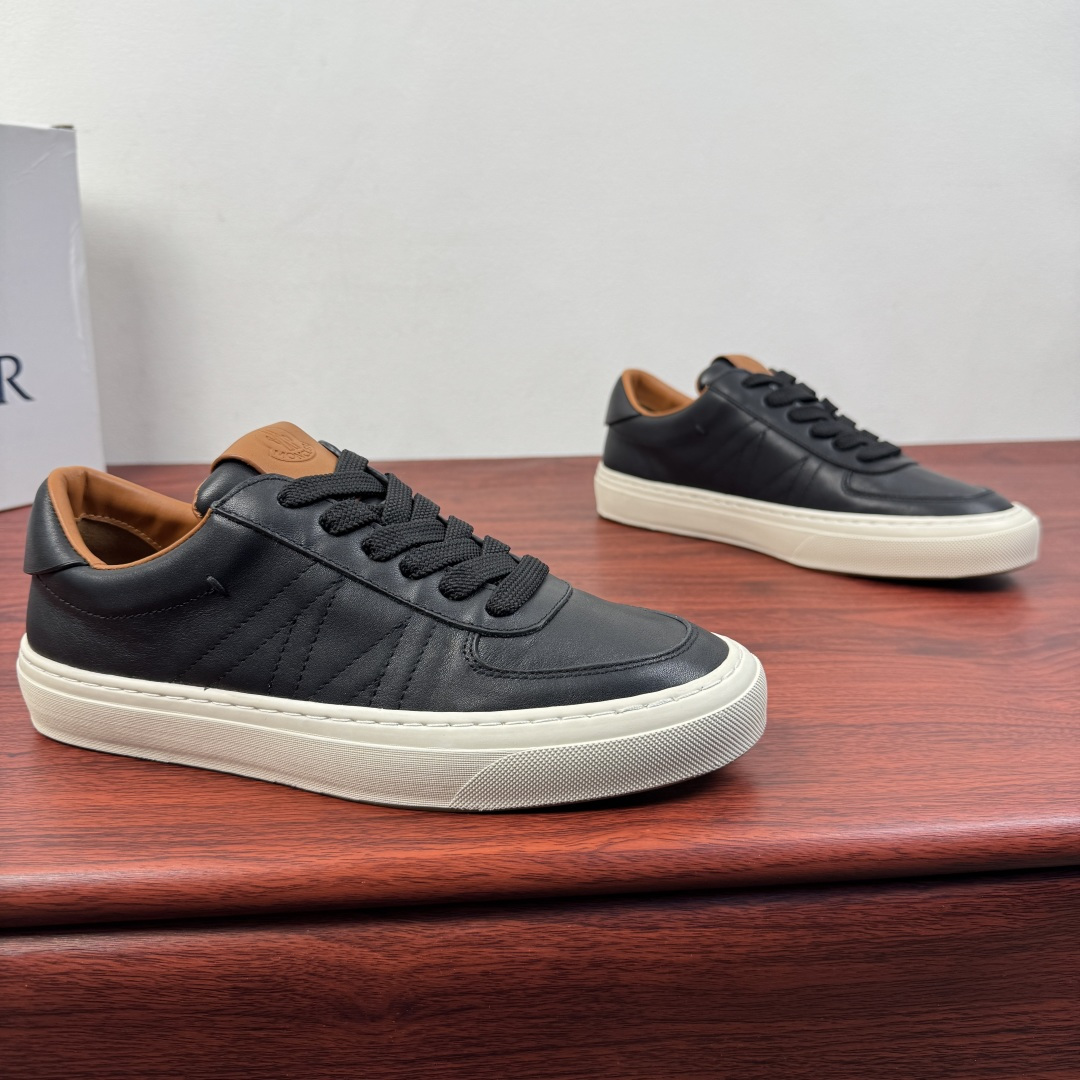 NO:756324,Batch Moncler/Meng Mouth new spring men's sports shoes, versatile leather casual sneakers, light luxury commuting style!  Genuine leather casual sneakers | Minimalist, light and luxurious, showing style in every step  Originating from the classic work of the luxury brand Moncler, this pair of genuine leather sneakers perfectly combines high-end sense with practicality. The upper is made of fine first-layer cowhide, which is soft to the touch and transparent in texture. It is available in two colors: classic black and pure white, suitable for the needs of all seasons. The neat low-top version is matched with a rounded toe, which can modify the shape of the foot and is easy to wear. The thickened rubber sole is also anti-slip.  And rebound, it can stay comfortable even when walking for a long time. The contrasting details on the tongue and lining hide ingenuity, and show the craftsmanship in a low-key manner. Whether it is paired with a suit to create a commuting yuppie style, or paired with jeans for daily casualness, it can easily hold up to a variety of occasions. It is a timeless luxury choice for men's shoe cabinets. Every step is based on texture and taste.  Size 39-40-41-42-43-44 Leather shoe size (can be customized to 38.45) Item number MQ001 Leather black and white, Moncler, sneakers, jeans, business suit, cowhide19860909批 Moncler/蒙口 春季新款男士运动鞋 百搭款皮革休闲板鞋 轻奢通勤风！ 真皮休闲板鞋｜极简轻奢,步履之间尽显格调 源自奢侈品牌Moncler的经典之作,这双真皮板鞋将高级感与实用性完美融合.鞋面甄选细腻头层牛皮,触感柔软且质感通透,经典黑与纯净白两款配色,适配四季穿搭需求.利落低帮版型搭配圆润鞋头,修饰脚型不挑穿搭,加厚橡胶鞋底兼具防滑与回弹,长时间行走也能保持舒适.鞋舌与内里的撞色细节暗藏巧思,低调中彰显匠心工艺.无论是搭配西装打造通勤雅痞风,还是配牛仔裤演绎日常随性,都能轻松hold住多种场合,是男士鞋柜里永不过时的轻奢选择,每一步都踏在质感与品味之上. 尺码39-40-41-42-43-44皮鞋尺码（可定制38.45） 货号MQ001皮面 黑白,,Moncler,sneakers,jeans,business suit,cowhide,Men's shoes