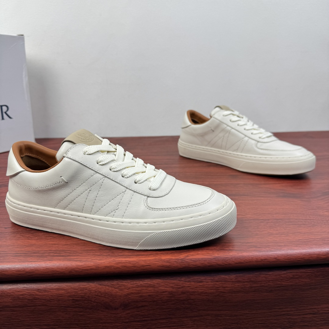 NO:756326,Batch Moncler/Meng Mouth new spring men's sports shoes, versatile leather casual sneakers, light luxury commuting style!  Genuine leather casual sneakers | Minimalist, light and luxurious, showing style in every step  Originating from the classic work of the luxury brand Moncler, this pair of genuine leather sneakers perfectly combines high-end sense with practicality. The upper is made of fine first-layer cowhide, which is soft to the touch and transparent in texture. It is available in two colors: classic black and pure white, suitable for the needs of all seasons. The neat low-top version is matched with a rounded toe, which can modify the shape of the foot and is easy to wear. The thickened rubber sole is also anti-slip.  And rebound, it can stay comfortable even when walking for a long time. The contrasting details on the tongue and lining hide ingenuity, and show the craftsmanship in a low-key manner. Whether it is paired with a suit to create a commuting yuppie style, or paired with jeans for daily casualness, it can easily hold up to a variety of occasions. It is a timeless luxury choice for men's shoe cabinets. Every step is based on texture and taste.  Size 39-40-41-42-43-44 leather shoe size (can be customized to 38.45) Item number MQ001 leather surface white, Moncler, sneakers, jeans, business suit, cowhide19860909批 Moncler/蒙口 春季新款男士运动鞋 百搭款皮革休闲板鞋 轻奢通勤风！ 真皮休闲板鞋｜极简轻奢,步履之间尽显格调 源自奢侈品牌Moncler的经典之作,这双真皮板鞋将高级感与实用性完美融合.鞋面甄选细腻头层牛皮,触感柔软且质感通透,经典黑与纯净白两款配色,适配四季穿搭需求.利落低帮版型搭配圆润鞋头,修饰脚型不挑穿搭,加厚橡胶鞋底兼具防滑与回弹,长时间行走也能保持舒适.鞋舌与内里的撞色细节暗藏巧思,低调中彰显匠心工艺.无论是搭配西装打造通勤雅痞风,还是配牛仔裤演绎日常随性,都能轻松hold住多种场合,是男士鞋柜里永不过时的轻奢选择,每一步都踏在质感与品味之上. 尺码39-40-41-42-43-44皮鞋尺码（可定制38.45） 货号MQ001皮面白色,,Moncler,sneakers,jeans,business suit,cowhide,Men's shoes