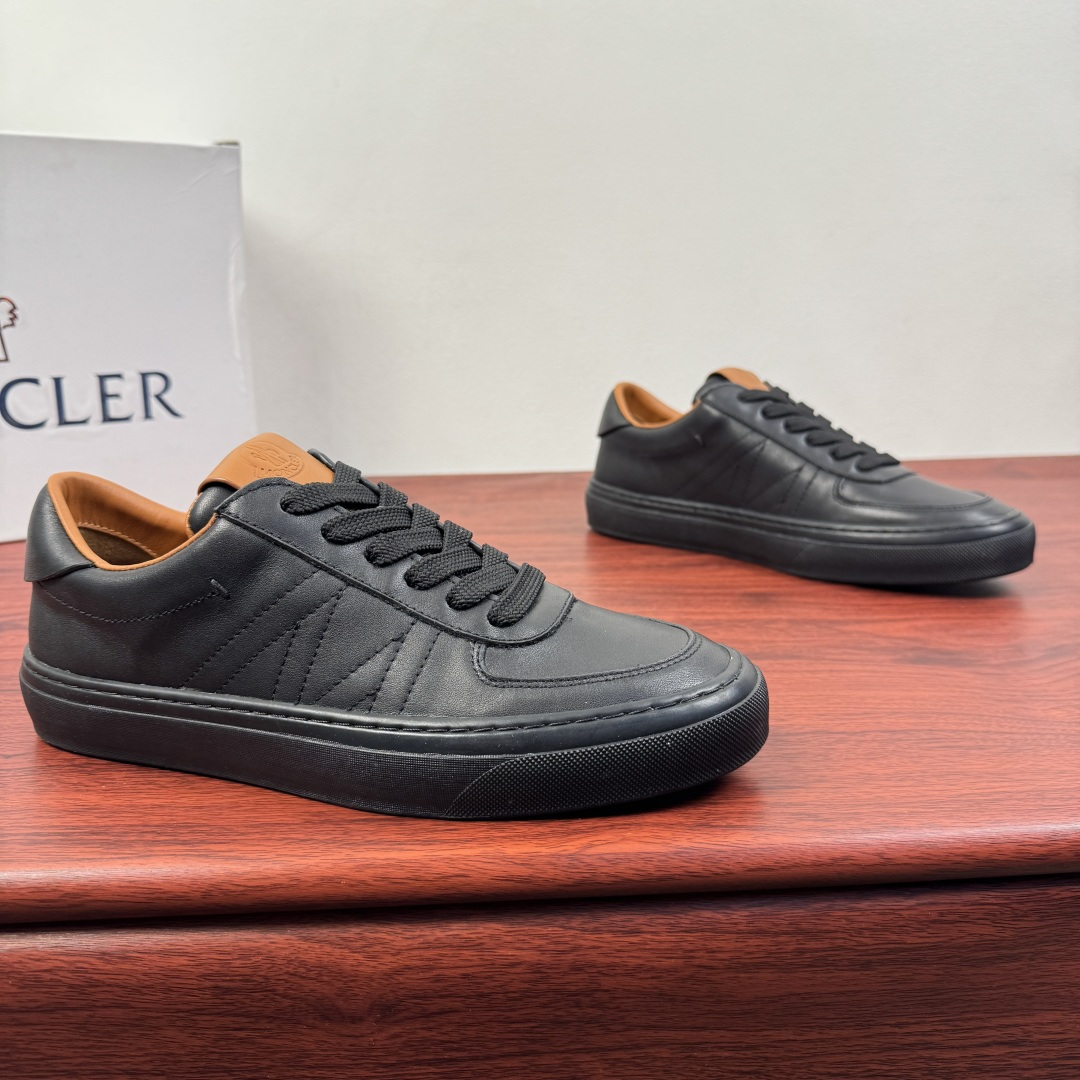 NO:756328,Batch Moncler/Meng Mouth new spring men's sports shoes, versatile leather casual sneakers, light luxury commuting style!  Genuine leather casual sneakers | Minimalist, light and luxurious, showing style in every step  Originating from the classic work of the luxury brand Moncler, this pair of genuine leather sneakers perfectly combines high-end sense with practicality. The upper is made of fine first-layer cowhide, which is soft to the touch and transparent in texture. It is available in two colors: classic black and pure white, suitable for the needs of all seasons. The neat low-top version is matched with a rounded toe, which can modify the shape of the foot and is easy to wear. The thickened rubber sole is also anti-slip.  And rebound, it can stay comfortable even when walking for a long time. The contrasting details on the tongue and lining hide ingenuity, and show the craftsmanship in a low-key manner. Whether it is paired with a suit to create a commuting yuppie style, or paired with jeans for daily casualness, it can easily hold up to a variety of occasions. It is a timeless luxury choice for men's shoe cabinets. Every step is based on texture and taste.  Size 39-40-41-42-43-44 Leather shoe size (can be customized to 38.45) Item number MQ001 Leather black, Moncler, sneakers, jeans, business suit, cowhide19860909批 Moncler/蒙口 春季新款男士运动鞋 百搭款皮革休闲板鞋 轻奢通勤风！ 真皮休闲板鞋｜极简轻奢,步履之间尽显格调 源自奢侈品牌Moncler的经典之作,这双真皮板鞋将高级感与实用性完美融合.鞋面甄选细腻头层牛皮,触感柔软且质感通透,经典黑与纯净白两款配色,适配四季穿搭需求.利落低帮版型搭配圆润鞋头,修饰脚型不挑穿搭,加厚橡胶鞋底兼具防滑与回弹,长时间行走也能保持舒适.鞋舌与内里的撞色细节暗藏巧思,低调中彰显匠心工艺.无论是搭配西装打造通勤雅痞风,还是配牛仔裤演绎日常随性,都能轻松hold住多种场合,是男士鞋柜里永不过时的轻奢选择,每一步都踏在质感与品味之上. 尺码39-40-41-42-43-44皮鞋尺码（可定制38.45） 货号MQ001皮面 黑色,,Moncler,sneakers,jeans,business suit,cowhide,Men's shoes