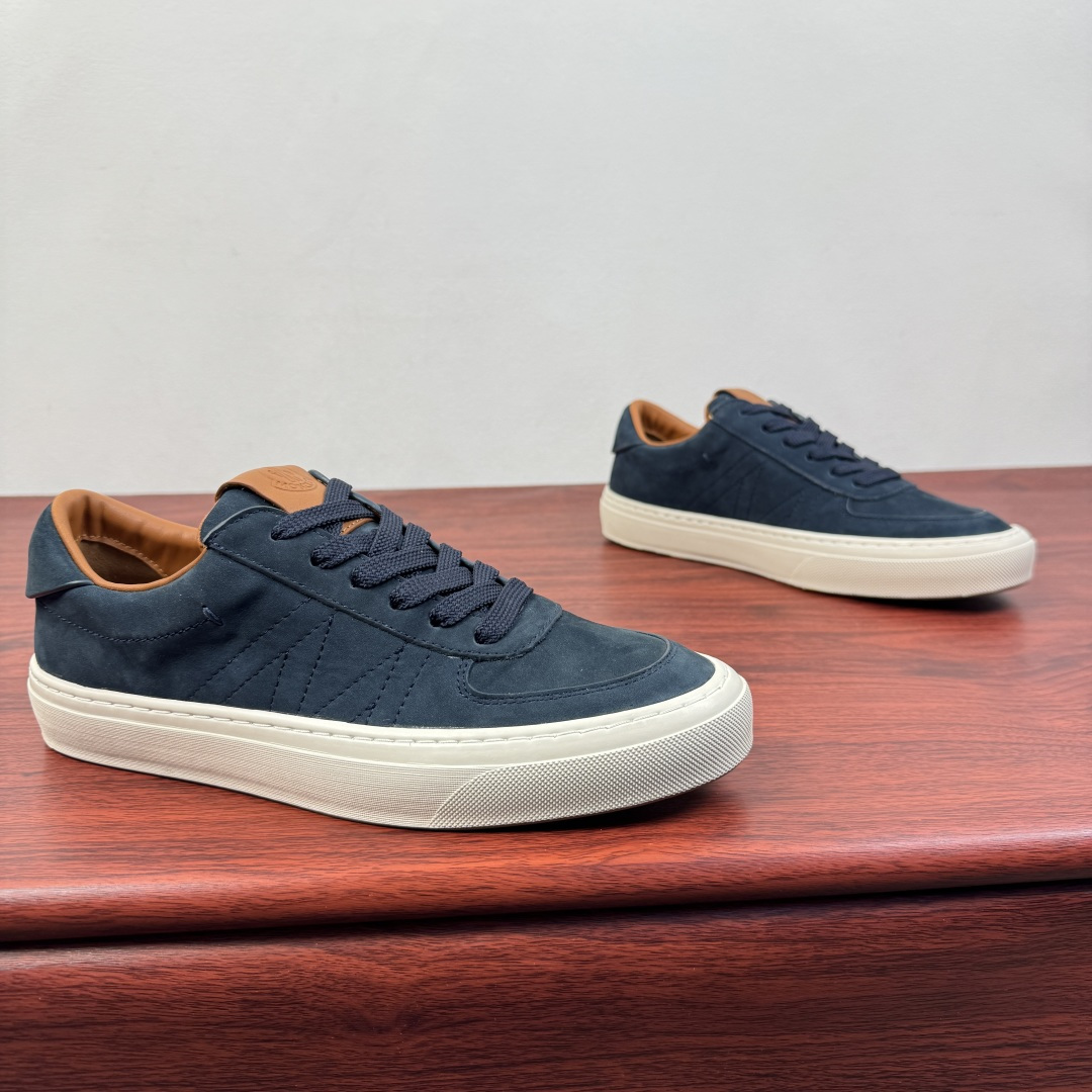 NO:756332,Batch Moncler/Meng Mouth new spring men's sports shoes, versatile leather casual sneakers, light luxury commuting style!  Genuine leather casual sneakers | Minimalist, light and luxurious, showing style in every step  Originating from the classic work of the luxury brand Moncler, this pair of genuine leather sneakers perfectly combines high-end sense with practicality. The upper is made of fine first-layer cowhide, which is soft to the touch and transparent in texture. It is available in two colors: classic black and pure white, suitable for the needs of all seasons. The neat low-top version is matched with a rounded toe, which can modify the shape of the foot and is easy to wear. The thickened rubber sole is also anti-slip.  And rebound, it can stay comfortable even when walking for a long time. The contrasting details on the tongue and lining hide ingenuity, and show the craftsmanship in a low-key manner. Whether it is paired with a suit to create a commuting yuppie style, or paired with jeans for daily casualness, it can easily hold up to a variety of occasions. It is a timeless luxury choice for men's shoe cabinets. Every step is based on texture and taste.  Size 39-40-41-42-43-44 leather shoe size (can be customized to 38.45) Item number MQ001 suede navy blue, Moncler, sneakers, jeans, business suit, cowhide19860909批 Moncler/蒙口 春季新款男士运动鞋 百搭款皮革休闲板鞋 轻奢通勤风！ 真皮休闲板鞋｜极简轻奢,步履之间尽显格调 源自奢侈品牌Moncler的经典之作,这双真皮板鞋将高级感与实用性完美融合.鞋面甄选细腻头层牛皮,触感柔软且质感通透,经典黑与纯净白两款配色,适配四季穿搭需求.利落低帮版型搭配圆润鞋头,修饰脚型不挑穿搭,加厚橡胶鞋底兼具防滑与回弹,长时间行走也能保持舒适.鞋舌与内里的撞色细节暗藏巧思,低调中彰显匠心工艺.无论是搭配西装打造通勤雅痞风,还是配牛仔裤演绎日常随性,都能轻松hold住多种场合,是男士鞋柜里永不过时的轻奢选择,每一步都踏在质感与品味之上. 尺码39-40-41-42-43-44皮鞋尺码（可定制38.45） 货号MQ001绒面 藏蓝,,Moncler,sneakers,jeans,business suit,cowhide,Men's shoes