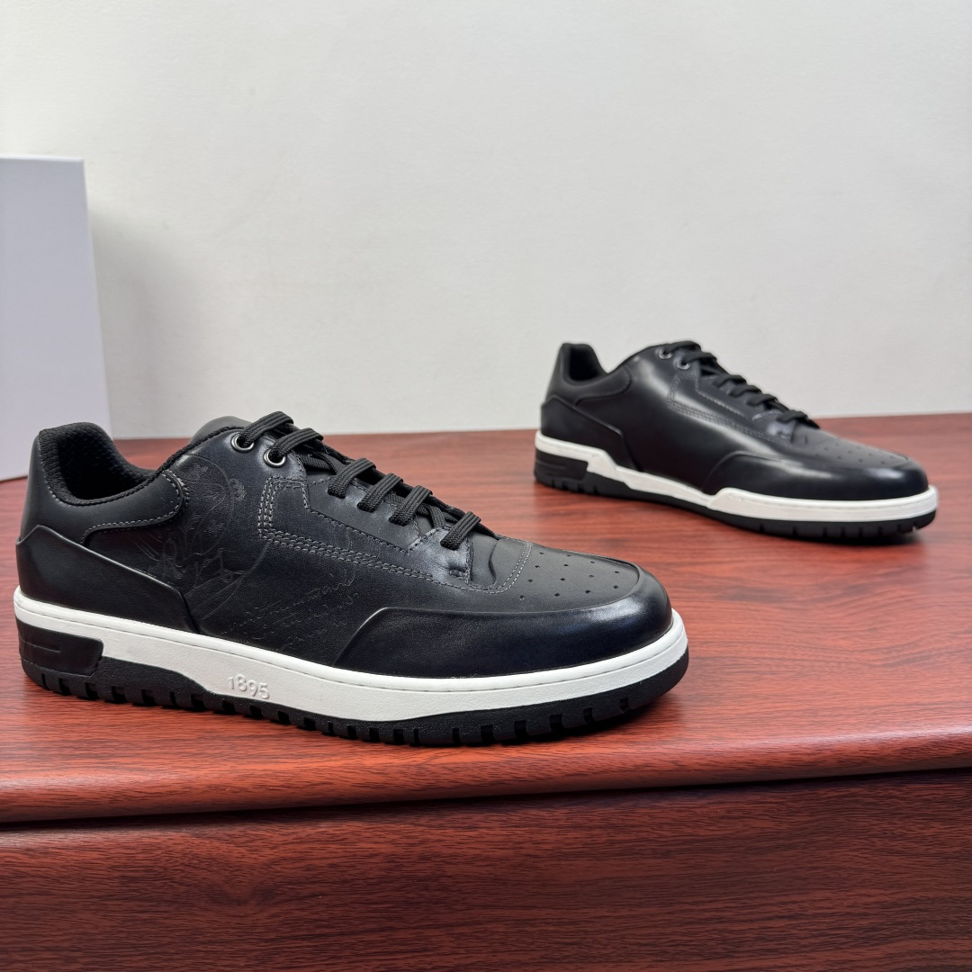 NO:778306,Batch Berluti/Bruti's new men's playoff color leather sneakers, old money style shoes, heavy industry products, highly recommended!  Drawing inspiration from the classic self-running shoe style, it elevates the casual and elegant aesthetics to a higher level, creating a stylish sneaker with a unique style and a gentleman's casual feel. This leather version of the shoe is interpreted by the brand's craftsmen in retro tones and has a unique style. Classic round toe sports version, select high-quality calfskin upper, hand-rubbed details, with flexible and lightweight rubber outsole, and the upper is decorated with Venezia  scritto pattern and perforated details, full cowhide padded upper, and full cowhide foot pads. The style is fashionable and comfortable. It perfectly interprets the fashionable man and can be suitable for various occasions. Multiple colors are available to meet the matching needs of different scenes. Full package!  Size 39-40-41-42-43-44 standard leather shoe size (38/45/46 can be customized and does not support returns) Item number S6254 black, off white, sneakers, cowhide19860909批 Berluti/布鲁提 新款男士playoff擦色皮革运动鞋 老钱风鞋款 重工精品 强烈推荐入！ 经典自跑鞋风格中汲取灵感,把休闲优雅的美学提升至更高层次,演绎出别具风格且极富绅士休闲感的时尚造型运动鞋,这款皮革版鞋款经品牌工匠演绎呈现复古色调,风格独树一帜.经典圆头运动版型,甄选优质小牛皮鞋面,手工擦色工艺细节,搭配柔韧轻质橡胶大底,鞋面饰以Venezia scritto图纹和开孔细节,全牛皮加衬鞋面,垫脚全牛皮制作,款式时髦又舒适,完美诠释了时尚型男,可适合各种场合.多色可选 满足不同场景搭配需求,全套包装！ 尺码39-40-41-42-43-44 标准皮鞋码（38/45/46可定做不支持退换） 货号S6254黑色,,off white,sneakers,cowhide,Men's shoes