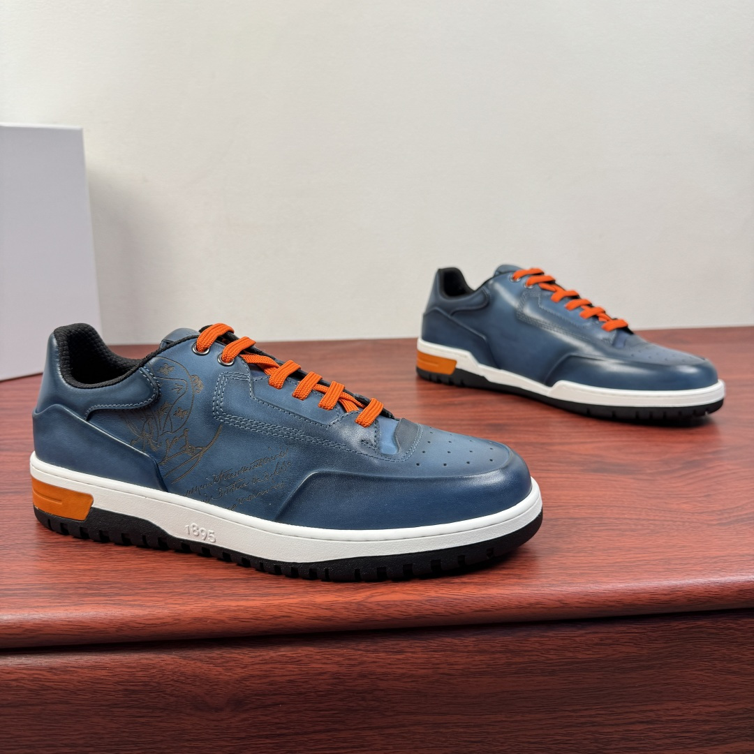 NO:778316,Batch Berluti/Bruti's new men's playoff color leather sneakers, old money style shoes, heavy industry products, highly recommended!  Drawing inspiration from the classic self-running shoe style, it elevates the casual and elegant aesthetics to a higher level, creating a stylish sneaker with a unique style and a gentleman's casual feel. This leather version of the shoe is interpreted by the brand's craftsmen in retro tones and has a unique style. Classic round toe sports version, select high-quality calfskin upper, hand-rubbed details, with flexible and lightweight rubber outsole, and the upper is decorated with Venezia  scritto pattern and perforated details, full cowhide padded upper, and full cowhide foot pads. The style is fashionable and comfortable. It perfectly interprets the fashionable man and can be suitable for various occasions. Multiple colors are available to meet the matching needs of different scenes. Full package!  Size 39-40-41-42-43-44 standard leather shoe size (38/45/46 can be customized and does not support returns) Item number S6254 blue, off white, sneakers, cowhide19860909批 Berluti/布鲁提 新款男士playoff擦色皮革运动鞋 老钱风鞋款 重工精品 强烈推荐入！ 经典自跑鞋风格中汲取灵感,把休闲优雅的美学提升至更高层次,演绎出别具风格且极富绅士休闲感的时尚造型运动鞋,这款皮革版鞋款经品牌工匠演绎呈现复古色调,风格独树一帜.经典圆头运动版型,甄选优质小牛皮鞋面,手工擦色工艺细节,搭配柔韧轻质橡胶大底,鞋面饰以Venezia scritto图纹和开孔细节,全牛皮加衬鞋面,垫脚全牛皮制作,款式时髦又舒适,完美诠释了时尚型男,可适合各种场合.多色可选 满足不同场景搭配需求,全套包装！ 尺码39-40-41-42-43-44 标准皮鞋码（38/45/46可定做不支持退换） 货号S6254蓝色,,off white,sneakers,cowhide,Men's shoes