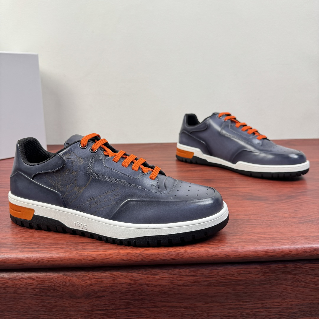 NO:778323,Batch Berluti/Bruti's new men's playoff color leather sneakers, old money style shoes, heavy industry products, highly recommended!  Drawing inspiration from the classic self-running shoe style, it elevates the casual and elegant aesthetics to a higher level, creating a stylish sneaker with a unique style and a gentleman's casual feel. This leather version of the shoe is interpreted by the brand's craftsmen in retro tones and has a unique style. Classic round toe sports version, select high-quality calfskin upper, hand-rubbed details, with flexible and lightweight rubber outsole, and the upper is decorated with Venezia  scritto pattern and perforated details, full cowhide padded upper, and full cowhide foot pads. The style is fashionable and comfortable. It perfectly interprets the fashionable man and can be suitable for various occasions. Multiple colors are available to meet the matching needs of different scenes. Full package!  Size 39-40-41-42-43-44 standard leather shoe size (38/45/46 can be customized and does not support returns) Item number S6254 Gray, off white, sneakers, cowhide19860909批 Berluti/布鲁提 新款男士playoff擦色皮革运动鞋 老钱风鞋款 重工精品 强烈推荐入！ 经典自跑鞋风格中汲取灵感,把休闲优雅的美学提升至更高层次,演绎出别具风格且极富绅士休闲感的时尚造型运动鞋,这款皮革版鞋款经品牌工匠演绎呈现复古色调,风格独树一帜.经典圆头运动版型,甄选优质小牛皮鞋面,手工擦色工艺细节,搭配柔韧轻质橡胶大底,鞋面饰以Venezia scritto图纹和开孔细节,全牛皮加衬鞋面,垫脚全牛皮制作,款式时髦又舒适,完美诠释了时尚型男,可适合各种场合.多色可选 满足不同场景搭配需求,全套包装！ 尺码39-40-41-42-43-44 标准皮鞋码（38/45/46可定做不支持退换） 货号S6254 灰色,,off white,sneakers,cowhide,Men's shoes