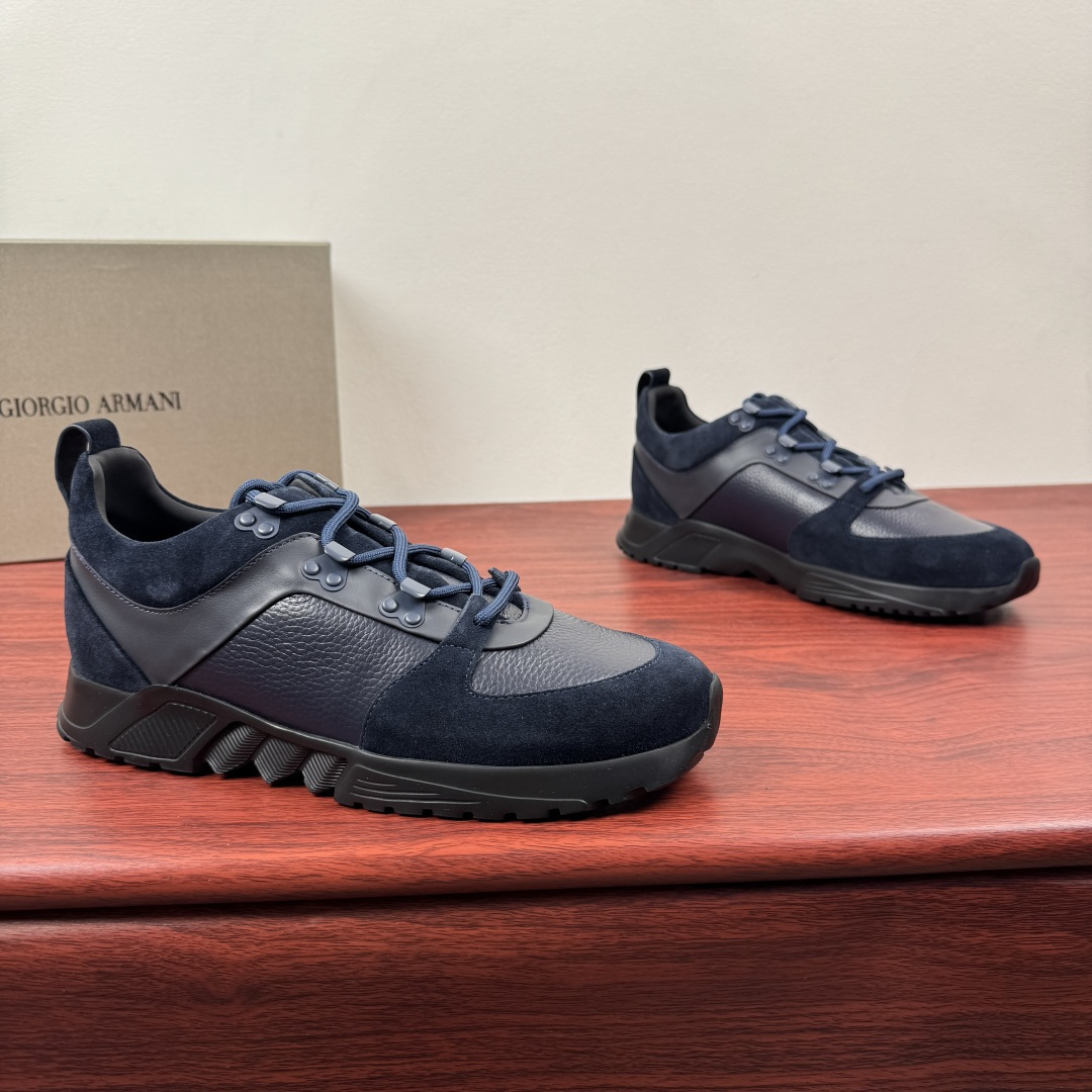 NO:783465,ARMANI/Armani counter sync new men's low-cut lace-up sneakers  This sneaker is made of soft calfskin stitched with technical fabric uppers, and is decorated with suede leather. It has simple lines, casual and versatile, and is equipped with a metal buckle lace-up style to present a comfortable three-dimensional fit. The heel is decorated with a cowhide shoe pull tab, with a calfskin lining and foot pads.  , lightweight foam rubber outsole, deep gear geometry, non-slip and wear-resistant, genuine leather feet, high-definition embossed letter logo badge, lightweight upper foot, comfortable and breathable, sports version, increased height and versatile, men's light luxury boutique, highly recommended with original box packaging dust bag!  Size 39-40-41-42-43-44 Leather shoe size (45.46.47 can be customized),,armani,armani,sneakers,cowhide19860909ARMANI/阿玛尼 专柜同步新款男士低帮系带运动鞋 此款运动鞋采用选用柔软小牛皮拼接科技织物鞋面,融入反绒皮革装饰,线条简约,休闲百搭,搭配金属搭扣系带风格,呈现舒适立体版型,后跟饰有牛皮鞋提拉袢,搭配小牛皮内里及垫脚,轻质发泡橡胶大底,深度齿轮几何形状,防滑耐磨,真皮垫脚,高清压纹字母logo徽章标识,上脚轻质,舒适透气,运动版型,增高百搭,男士轻奢精品,强烈推荐配原盒包装防尘袋！ 尺码39-40-41-42-43-44 皮鞋尺码（可定制45.46.47）,,armani,armani,sneakers,cowhide,Men's shoes