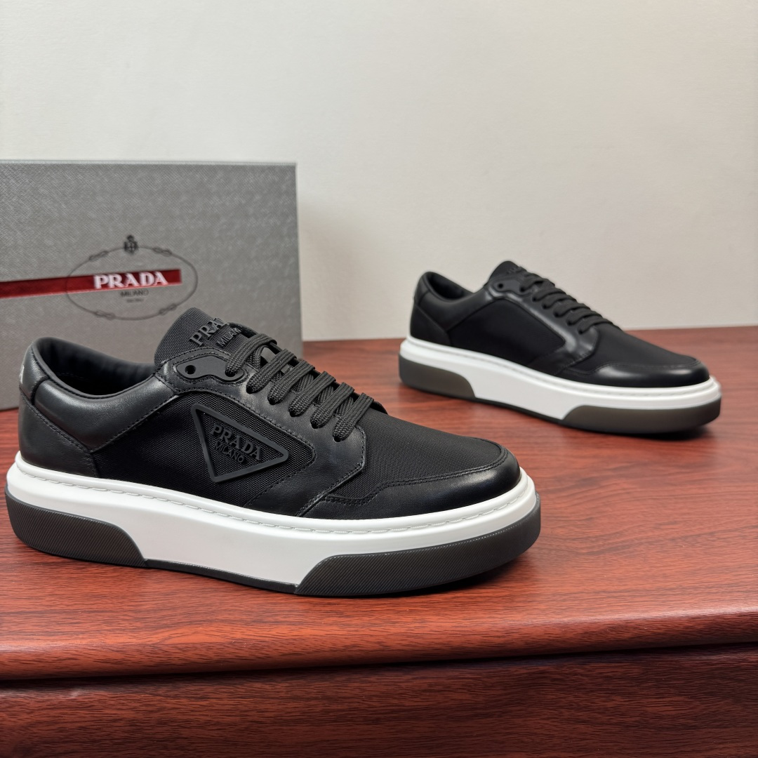NO:779933,Batch Prada/Prada's first new men's thick-soled leather patchwork sneakers, lightweight casual thick-soled sneakers!  This sneaker adopts sporty style and neat classic lines, with a thick sole design and is highlighted by contemporary minimalist details. The casual and versatile style is embellished with embossed triangle logo badges, highlighting a unique classic style. Selected high-quality waxed calfskin leather spliced with Prada classic technical mesh material. Contrasting colors highlight the features. The leather texture is uniform and shiny. The pores are clearly visible. Excellent toughness. Resistant to bending and creases. Soft and comfortable. Calf leather lining. Thickened latex insole.  Genuine leather bottom layer, great touch on the foot, classic rubber label letter logo tongue details, contrasting light rubber outsole, bottom transparent rubber soft sole, shock-absorbing grip, wear-resistant and non-slip, classic sneakers that are easy to wear and versatile, complete package!  Size 39-40-41-42-43-44 leather shoe size (can be customized individually 38.45.46 non-returnable) Item number 2EG453 leather cloth black, prada, prada, sneakers, cowhide19860909批 Prada/普拉达 首发新款男士厚底皮革拼布运动鞋 轻质休闲厚底板鞋！ 这款运动鞋鞋采用运动风格与利落的经典线条,搭配厚底设计 ,以当代极简细节为亮点.休闲百搭风格点缀压花三角标徽章,彰显别具一格的经典格调. 甄选优质打蜡小牛皮皮革拼接Prada经典科技网布材质 撞色搭配凸显特色 皮料质感均匀 光泽透亮 毛孔清晰可见 韧性极好 耐弯曲折痕 柔软舒适 内里小牛皮 加厚乳胶鞋垫 真皮底层 上脚触感极好 经典胶标字母logo鞋舌细节 撞色轻质橡胶大底 底层透明橡胶软底 减震抓地 耐磨防滑 经典板鞋上脚轻松百搭 全套包装！ 尺码39-40-41-42-43-44皮鞋尺码（可单独定制38.45.46不退换） 货号2EG453皮布 黑色,,prada,prada,sneakers,cowhide,Men's shoes