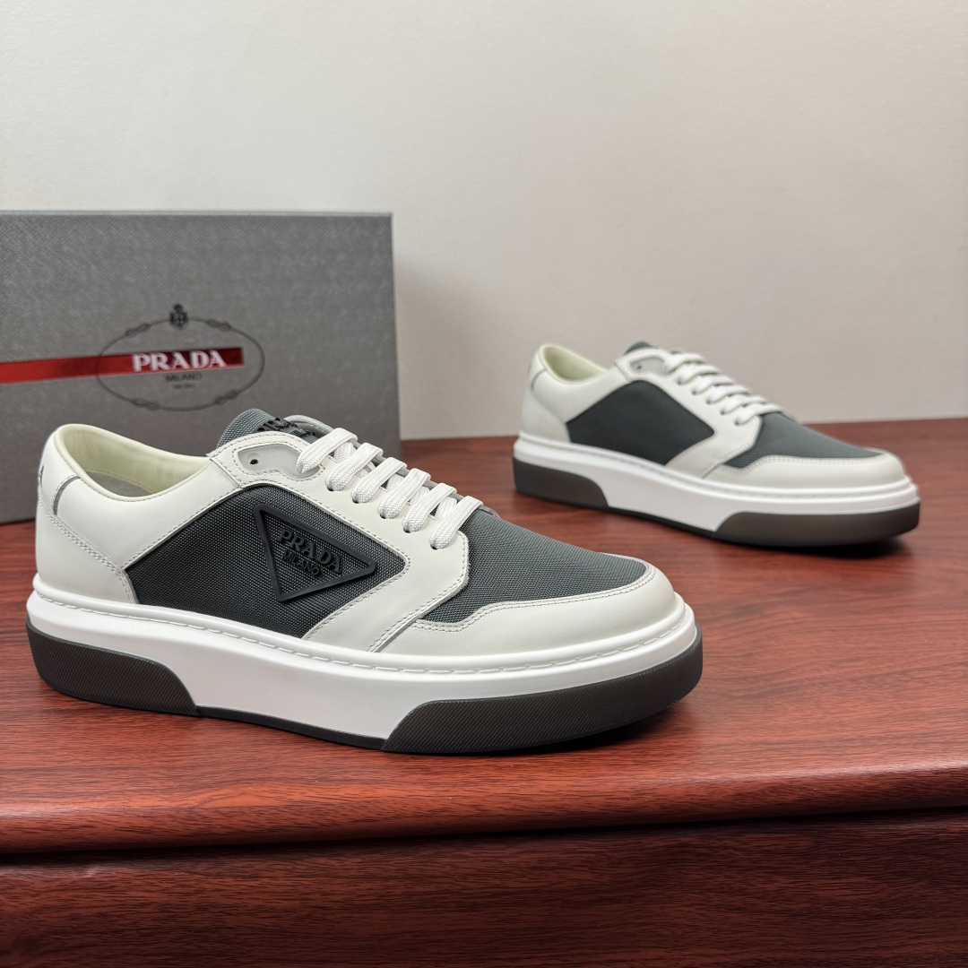 NO:779945,Batch Prada/Prada's first new men's thick-soled leather patchwork sneakers, lightweight casual thick-soled sneakers!  This sneaker adopts sporty style and neat classic lines, with a thick sole design and is highlighted by contemporary minimalist details. The casual and versatile style is embellished with embossed triangle logo badges, highlighting a unique classic style. Selected high-quality waxed calfskin leather spliced with Prada classic technical mesh material. Contrasting colors highlight the features. The leather texture is uniform and shiny. The pores are clearly visible. Excellent toughness. Resistant to bending and creases. Soft and comfortable. Calf leather lining. Thickened latex insole.  Genuine leather bottom layer, great touch on the foot, classic rubber label letter logo tongue details, contrasting light rubber outsole, bottom transparent rubber soft sole, shock-absorbing grip, wear-resistant and non-slip, classic sneakers that are easy to wear and versatile, complete package!  Size 39-40-41-42-43-44 leather shoe size (can be customized individually 38.45.46 non-returnable) Item number 2EG453 leather cloth white and green, prada, prada, sneakers, cowhide19860909批 Prada/普拉达 首发新款男士厚底皮革拼布运动鞋 轻质休闲厚底板鞋！ 这款运动鞋鞋采用运动风格与利落的经典线条,搭配厚底设计 ,以当代极简细节为亮点.休闲百搭风格点缀压花三角标徽章,彰显别具一格的经典格调. 甄选优质打蜡小牛皮皮革拼接Prada经典科技网布材质 撞色搭配凸显特色 皮料质感均匀 光泽透亮 毛孔清晰可见 韧性极好 耐弯曲折痕 柔软舒适 内里小牛皮 加厚乳胶鞋垫 真皮底层 上脚触感极好 经典胶标字母logo鞋舌细节 撞色轻质橡胶大底 底层透明橡胶软底 减震抓地 耐磨防滑 经典板鞋上脚轻松百搭 全套包装！ 尺码39-40-41-42-43-44皮鞋尺码（可单独定制38.45.46不退换） 货号2EG453皮布 白绿,,prada,prada,sneakers,cowhide,Men's shoes