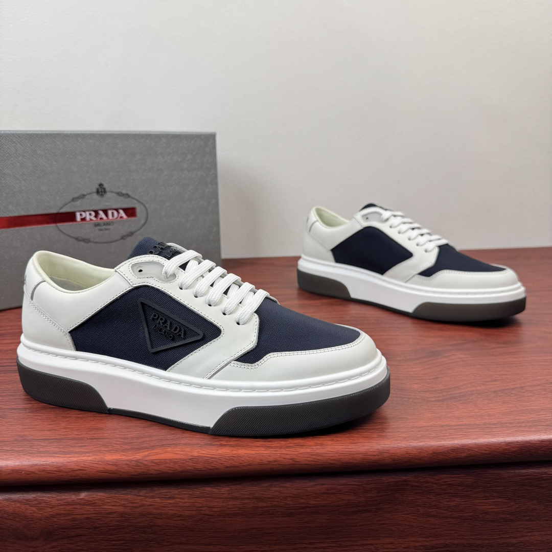 NO:779951,Batch Prada/Prada's first new men's thick-soled leather patchwork sneakers, lightweight casual thick-soled sneakers!  This sneaker adopts sporty style and neat classic lines, with a thick sole design and is highlighted by contemporary minimalist details. The casual and versatile style is embellished with embossed triangle logo badges, highlighting a unique classic style. Selected high-quality waxed calfskin leather spliced with Prada classic technical mesh material. Contrasting colors highlight the features. The leather texture is uniform and shiny. The pores are clearly visible. Excellent toughness. Resistant to bending and creases. Soft and comfortable. Calf leather lining. Thickened latex insole.  Genuine leather bottom layer, great touch on the foot, classic rubber label letter logo tongue details, contrasting light rubber outsole, bottom transparent rubber soft sole, shock-absorbing grip, wear-resistant and non-slip, classic sneakers that are easy to wear and versatile, complete package!  Size 39-40-41-42-43-44 leather shoe size (can be customized individually 38.45.46 non-returnable) Item number 2EG453 leather cloth white and blue, prada, prada, sneakers, cowhide19860909批 Prada/普拉达 首发新款男士厚底皮革拼布运动鞋 轻质休闲厚底板鞋！ 这款运动鞋鞋采用运动风格与利落的经典线条,搭配厚底设计 ,以当代极简细节为亮点.休闲百搭风格点缀压花三角标徽章,彰显别具一格的经典格调. 甄选优质打蜡小牛皮皮革拼接Prada经典科技网布材质 撞色搭配凸显特色 皮料质感均匀 光泽透亮 毛孔清晰可见 韧性极好 耐弯曲折痕 柔软舒适 内里小牛皮 加厚乳胶鞋垫 真皮底层 上脚触感极好 经典胶标字母logo鞋舌细节 撞色轻质橡胶大底 底层透明橡胶软底 减震抓地 耐磨防滑 经典板鞋上脚轻松百搭 全套包装！ 尺码39-40-41-42-43-44皮鞋尺码（可单独定制38.45.46不退换） 货号2EG453皮布 白蓝,,prada,prada,sneakers,cowhide,Men's shoes