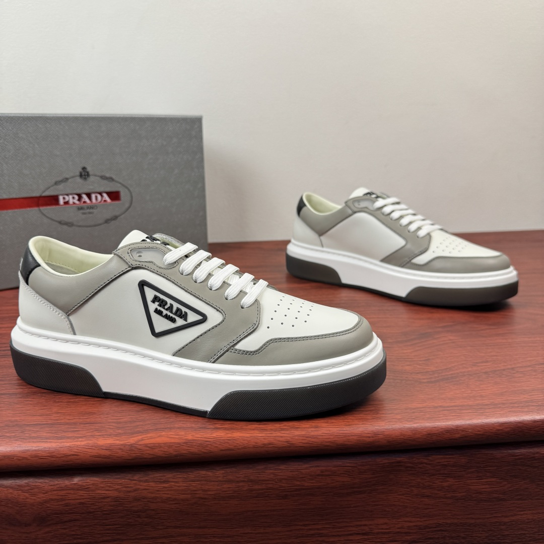 NO:779899,Batch Prada/Prada's first new men's thick-soled leather sneakers, lightweight casual thick-soled sneakers!  This sneaker adopts sporty style and neat classic lines, with a thick sole design and is highlighted by contemporary minimalist details. The casual and versatile style is embellished with embossed triangle logo badges, highlighting a unique classic style. High-quality waxed calfskin leather is selected, and contrasting colors highlight the features. The leather texture is uniform, shiny and translucent. The pores are clearly visible. Excellent toughness. Resistant to bending and creases. Soft and comfortable. Calf leather lining. Thickened latex insole. Leather bottom layer feels great on the foot.  Classic rubber label letter logo tongue details, contrasting light rubber outsole, bottom transparent rubber soft sole, shock-absorbing grip, wear-resistant and non-slip, classic sneakers that are easy to wear and versatile, complete package!  Size 39-40-41-42-43-44 leather shoe size (can be customized individually 38.45.46 non-returnable) Item number 2EG453 color matching white gray, prada, prada, sneakers, cowhide19860909批 Prada/普拉达 首发新款男士厚底皮革运动鞋 轻质休闲厚底板鞋！ 这款运动鞋鞋采用运动风格与利落的经典线条,搭配厚底设计 ,以当代极简细节为亮点.休闲百搭风格点缀压花三角标徽章,彰显别具一格的经典格调. 甄选优质打蜡小牛皮皮革 撞色搭配凸显特色 皮料质感均匀 光泽透亮 毛孔清晰可见 韧性极好 耐弯曲折痕 柔软舒适 内里小牛皮 加厚乳胶鞋垫 真皮底层 上脚触感极好 经典胶标字母logo鞋舌细节 撞色轻质橡胶大底 底层透明橡胶软底 减震抓地 耐磨防滑 经典板鞋上脚轻松百搭 全套包装！ 尺码39-40-41-42-43-44皮鞋尺码（可单独定制38.45.46不退换） 货号2EG453拼色 白灰,,prada,prada,sneakers,cowhide,Men's shoes