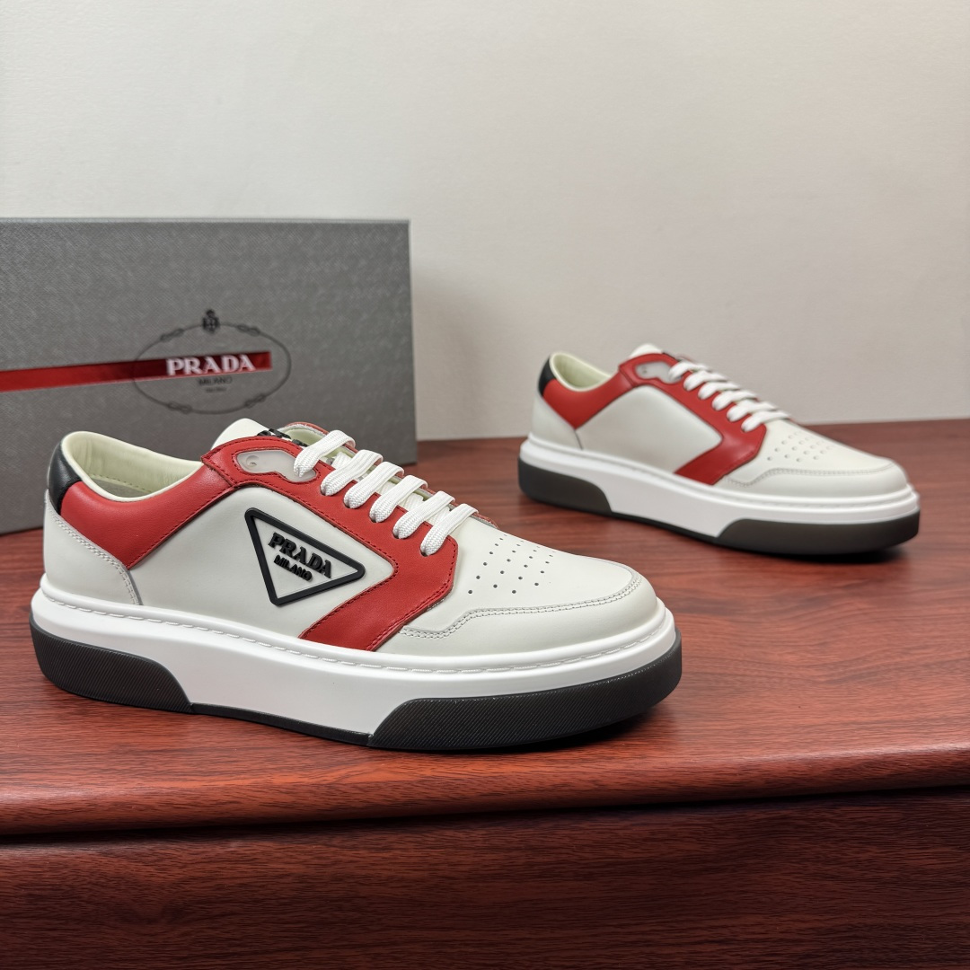 NO:779905,Batch Prada/Prada's first new men's thick-soled leather sneakers, lightweight casual thick-soled sneakers!  This sneaker adopts sporty style and neat classic lines, with a thick sole design and is highlighted by contemporary minimalist details. The casual and versatile style is embellished with embossed triangle logo badges, highlighting a unique classic style. High-quality waxed calfskin leather is selected, and contrasting colors highlight the features. The leather texture is uniform, shiny and translucent. The pores are clearly visible. Excellent toughness. Resistant to bending and creases. Soft and comfortable. Calf leather lining. Thickened latex insole. Leather bottom layer feels great on the foot.  Classic rubber label letter logo tongue details, contrasting light rubber outsole, bottom transparent rubber soft sole, shock-absorbing grip, wear-resistant and non-slip, classic sneakers that are easy to wear and versatile, complete package!  Size 39-40-41-42-43-44 leather shoe size (can be customized individually 38.45.46 non-returnable) Item number 2EG453 color matching white and red, prada, prada, sneakers, cowhide19860909批 Prada/普拉达 首发新款男士厚底皮革运动鞋 轻质休闲厚底板鞋！ 这款运动鞋鞋采用运动风格与利落的经典线条,搭配厚底设计 ,以当代极简细节为亮点.休闲百搭风格点缀压花三角标徽章,彰显别具一格的经典格调. 甄选优质打蜡小牛皮皮革 撞色搭配凸显特色 皮料质感均匀 光泽透亮 毛孔清晰可见 韧性极好 耐弯曲折痕 柔软舒适 内里小牛皮 加厚乳胶鞋垫 真皮底层 上脚触感极好 经典胶标字母logo鞋舌细节 撞色轻质橡胶大底 底层透明橡胶软底 减震抓地 耐磨防滑 经典板鞋上脚轻松百搭 全套包装！ 尺码39-40-41-42-43-44皮鞋尺码（可单独定制38.45.46不退换） 货号2EG453拼色 白红,,prada,prada,sneakers,cowhide,Men's shoes