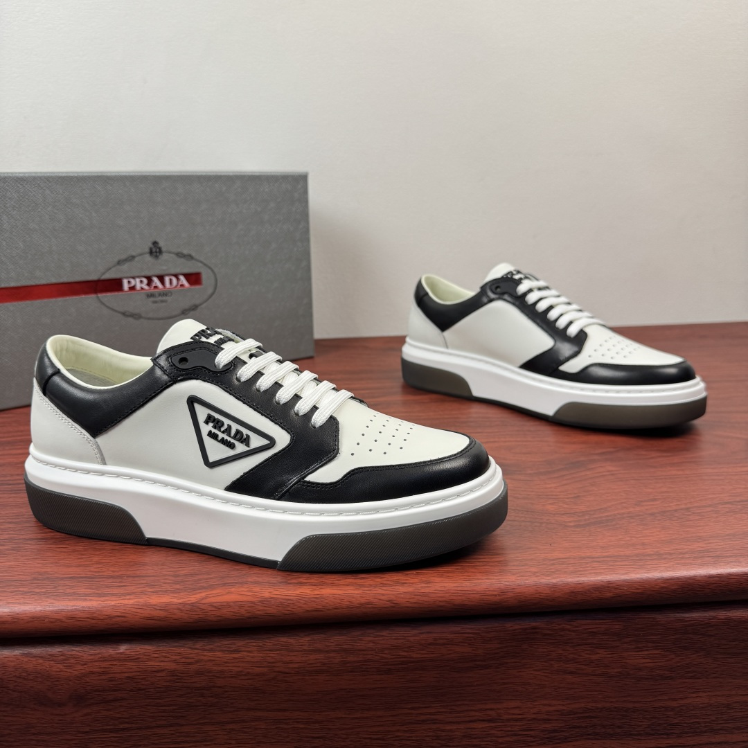 NO:779911,Batch Prada/Prada's first new men's thick-soled leather sneakers, lightweight casual thick-soled sneakers!  This sneaker adopts sporty style and neat classic lines, with a thick sole design and is highlighted by contemporary minimalist details. The casual and versatile style is embellished with embossed triangle logo badges, highlighting a unique classic style. High-quality waxed calfskin leather is selected, and contrasting colors highlight the features. The leather texture is uniform, shiny and translucent. The pores are clearly visible. Excellent toughness. Resistant to bending and creases. Soft and comfortable. Calf leather lining. Thickened latex insole. Leather bottom layer feels great on the foot.  Classic rubber label letter logo tongue details, contrasting light rubber outsole, bottom transparent rubber soft sole, shock-absorbing grip, wear-resistant and non-slip, classic sneakers that are easy to wear and versatile, complete package!  Size 39-40-41-42-43-44 leather shoe size (can be customized individually 38.45.46 non-returnable) Item number 2EG453 color matching white and black, prada, prada, sneakers, cowhide19860909批 Prada/普拉达 首发新款男士厚底皮革运动鞋 轻质休闲厚底板鞋！ 这款运动鞋鞋采用运动风格与利落的经典线条,搭配厚底设计 ,以当代极简细节为亮点.休闲百搭风格点缀压花三角标徽章,彰显别具一格的经典格调. 甄选优质打蜡小牛皮皮革 撞色搭配凸显特色 皮料质感均匀 光泽透亮 毛孔清晰可见 韧性极好 耐弯曲折痕 柔软舒适 内里小牛皮 加厚乳胶鞋垫 真皮底层 上脚触感极好 经典胶标字母logo鞋舌细节 撞色轻质橡胶大底 底层透明橡胶软底 减震抓地 耐磨防滑 经典板鞋上脚轻松百搭 全套包装！ 尺码39-40-41-42-43-44皮鞋尺码（可单独定制38.45.46不退换） 货号2EG453拼色 白黑,,prada,prada,sneakers,cowhide,Men's shoes