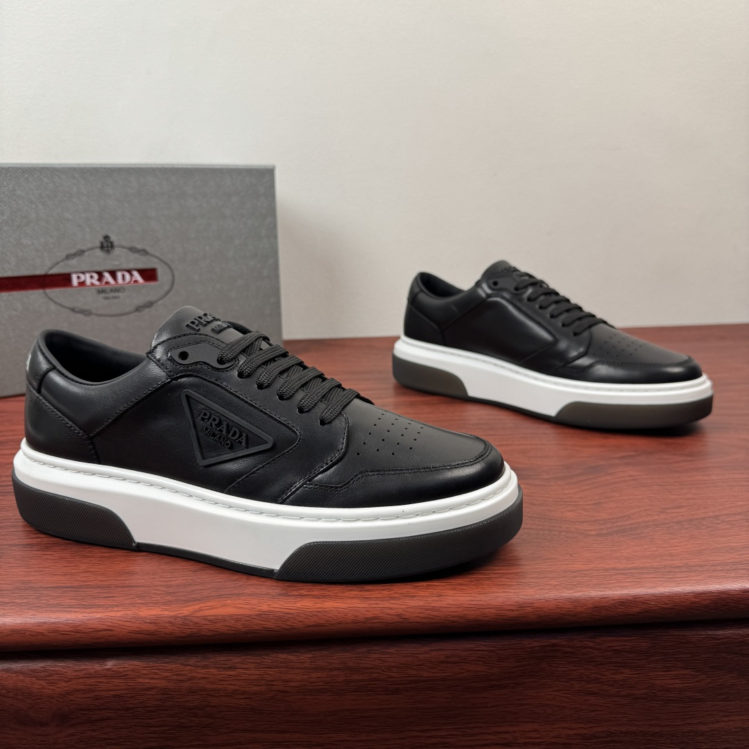 NO:779917,Batch Prada/Prada's first new men's thick-soled leather sneakers, lightweight casual thick-soled sneakers!  This sneaker adopts a sporty style and neat classic lines, with a thick sole design and is highlighted by contemporary minimalist details. The casual and versatile style is embellished with embossed triangle logo badges, highlighting a unique classic style. Selected high-quality waxed calfskin leather, the leather texture is uniform, shiny and translucent, the pores are clearly visible, excellent toughness, resistant to bending and creases, soft and comfortable, calfskin lining, thickened latex insole, genuine leather bottom layer, great touch on the foot  Classic rubber label letter logo tongue details, contrasting light rubber outsole, bottom transparent rubber soft sole, shock-absorbing grip, wear-resistant and non-slip, classic sneakers that are easy to wear and versatile, complete package!  Size 39-40-41-42-43-44 leather shoe size (can be customized individually 38.45.46 non-returnable) Item number 2EG453 black, prada, prada, sneakers, cowhide19860909批 Prada/普拉达 首发新款男士厚底皮革运动鞋 轻质休闲厚底板鞋！ 这款运动鞋鞋采用运动风格与利落的经典线条,搭配厚底设计 ,以当代极简细节为亮点.休闲百搭风格点缀压花三角标徽章,彰显别具一格的经典格调. 甄选优质打蜡小牛皮皮革 皮料质感均匀 光泽透亮 毛孔清晰可见 韧性极好 耐弯曲折痕 柔软舒适 内里小牛皮 加厚乳胶鞋垫 真皮底层 上脚触感极好 经典胶标字母logo鞋舌细节 撞色轻质橡胶大底 底层透明橡胶软底 减震抓地 耐磨防滑 经典板鞋上脚轻松百搭 全套包装！ 尺码39-40-41-42-43-44皮鞋尺码（可单独定制38.45.46不退换） 货号2EG453 黑色,,prada,prada,sneakers,cowhide,Men's shoes