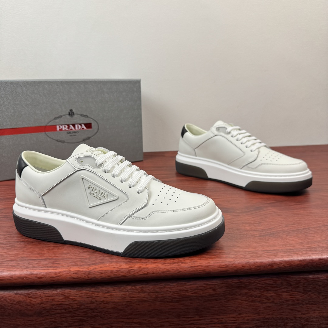 NO:779923,Batch Prada/Prada's first new men's thick-soled leather sneakers, lightweight casual thick-soled sneakers!  This sneaker adopts a sporty style and neat classic lines, with a thick sole design and is highlighted by contemporary minimalist details. The casual and versatile style is embellished with embossed triangle logo badges, highlighting a unique classic style. Selected high-quality waxed calfskin leather, the leather texture is uniform, shiny and translucent, the pores are clearly visible, excellent toughness, resistant to bending and creases, soft and comfortable, calfskin lining, thickened latex insole, genuine leather bottom layer, great touch on the foot  Classic rubber label letter logo tongue details, contrasting light rubber outsole, bottom transparent rubber soft sole, shock-absorbing grip, wear-resistant and non-slip, classic sneakers that are easy to wear and versatile, complete package!  Size 39-40-41-42-43-44 leather shoe size (can be customized individually 38.45.46 non-returnable) Item number 2EG453 white, prada, prada, sneakers, cowhide19860909批 Prada/普拉达 首发新款男士厚底皮革运动鞋 轻质休闲厚底板鞋！ 这款运动鞋鞋采用运动风格与利落的经典线条,搭配厚底设计 ,以当代极简细节为亮点.休闲百搭风格点缀压花三角标徽章,彰显别具一格的经典格调. 甄选优质打蜡小牛皮皮革 皮料质感均匀 光泽透亮 毛孔清晰可见 韧性极好 耐弯曲折痕 柔软舒适 内里小牛皮 加厚乳胶鞋垫 真皮底层 上脚触感极好 经典胶标字母logo鞋舌细节 撞色轻质橡胶大底 底层透明橡胶软底 减震抓地 耐磨防滑 经典板鞋上脚轻松百搭 全套包装！ 尺码39-40-41-42-43-44皮鞋尺码（可单独定制38.45.46不退换） 货号2EG453 白色,,prada,prada,sneakers,cowhide,Men's shoes