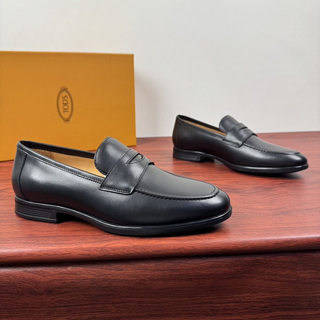 NO:779740,Batch TOD'S/Tods men's leather loafers 51B!  The style of this loafer is simple and elegant. It is made of elegant smooth cow leather. The details of the leather texture and color are visible. The inseam stitched upper highlights the exquisite craftsmanship. Soft and comfortable rubber bean soft sole with exquisite horizontal strips. Genuine dyed calfskin lining. Genuine leather feet with high-definition printing of silver brand badge logo details. Heavy craftsmanship with classic cold bonding technology. The details of the leather material are detailed. The product of a large factory is instantly better than the ordinary currency on the market. Comes with a full set of packaging!  Size 39-40-41-42-43-44 Leather shoe size (can be customized 38.45 non-returnable) Item number 7D1392T leather buckle, Tod's, loafers, cowhide19860909批 TOD'S/托德斯 男士皮革乐福鞋51B！ 本款乐福鞋款式简约优雅,以雅致的光滑牛皮革制成,皮料质感色泽细节可见 ,内缝焗边式缝合鞋面 ,凸显精湛工艺底气,柔软舒适的橡胶豆豆软底,搭配精巧横条,本染小牛皮内里 真皮垫脚高清印刷银色品牌徽章logo细节 经典冷粘工艺重工打造 皮料材质看细节 大厂出品秒杀市面普版通货. 配全套包装！ 尺码39-40-41-42-43-44皮鞋尺码（可定制 38.45不退换） 货号7D1392T皮扣,,Tod's,loafers,cowhide,Men's shoes