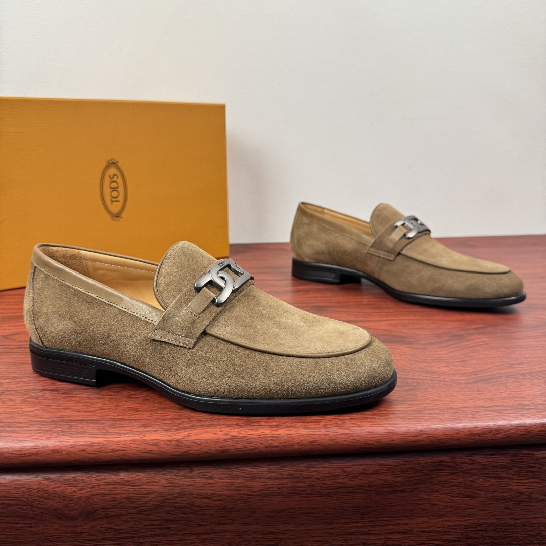 NO:779746,Batch TOD'S men's TIMELESS large T-buckle suede leather loafers!  The style of this loafer is simple and elegant. It is made of classic high-quality suede cow leather. The details of the leather texture and color are visible. The inseam-stitched upper highlights the exquisite craftsmanship. The soft and comfortable rubber bean sole is embellished with leather and connected with a clang-colored buckle. The lining of natural dyed calfskin. The details of the genuine leather feet are printed with high-definition silver brand badge logo. It is made with classic cold bonding technology. Look at the details of the leather material.  Produced by a major manufacturer, it’s a flash sale on the regular version on the market. Two colors are available to meet the matching needs of different scenes, and comes with a full set of packaging!  Size 39-40-41-42-43-44 leather shoe size (can be customized 38.45 non-returnable) Item number 7D1392T large buckle brown, Tod's, loafers, cowhide19860909批 TOD'S/托德斯 男士TIMELESS大T扣反绒皮革乐福鞋！ 本款乐福鞋款式简约优雅,以经典优质的反绒牛皮革制成,皮料质感色泽细节可见 ,内缝焗边式缝合鞋面 ,凸显精湛工艺底气,柔软舒适的橡胶豆豆软底,点缀裹皮革连接锵色饰扣.本染小牛皮内里 真皮垫脚高清印刷银色品牌徽章logo细节 经典冷粘工艺重工打造 皮料材质看细节 大厂出品秒杀市面普版通货.二色可选,满足不同场景搭配需求,配全套包装！ 尺码39-40-41-42-43-44皮鞋尺码（可定制 38.45不退换） 货号7D1392T大扣棕色,,Tod's,loafers,cowhide,Men's shoes
