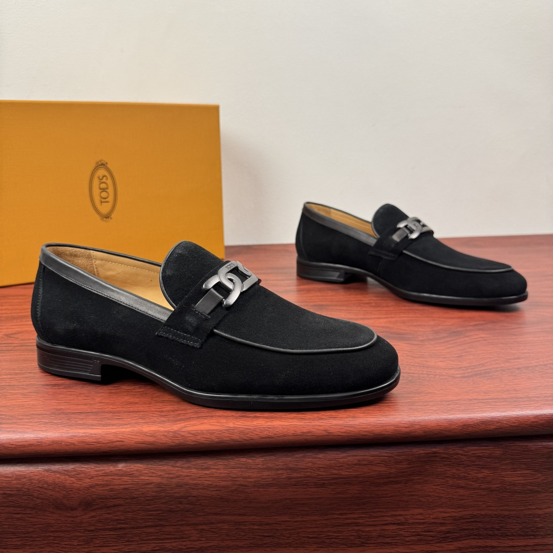 NO:779752,Batch TOD'S men's TIMELESS large T-buckle suede leather loafers!  The style of this loafer is simple and elegant. It is made of classic high-quality suede cow leather. The details of the leather texture and color are visible. The inseam-stitched upper highlights the exquisite craftsmanship. The soft and comfortable rubber bean sole is embellished with leather and connected with a clang-colored buckle. The lining of natural dyed calfskin. The details of the genuine leather feet are printed with high-definition silver brand badge logo. It is made with classic cold bonding technology. Look at the details of the leather material.  Produced by a major manufacturer, it’s a flash sale on the regular version on the market. Two colors are available to meet the matching needs of different scenes, and comes with a full set of packaging!  Size 39-40-41-42-43-44 leather shoe size (can be customized 38.45 non-returnable) Item No. 7D1392T large buckle black, Tod's, loafers, cowhide19860909批 TOD'S/托德斯 男士TIMELESS大T扣反绒皮革乐福鞋！ 本款乐福鞋款式简约优雅,以经典优质的反绒牛皮革制成,皮料质感色泽细节可见 ,内缝焗边式缝合鞋面 ,凸显精湛工艺底气,柔软舒适的橡胶豆豆软底,点缀裹皮革连接锵色饰扣.本染小牛皮内里 真皮垫脚高清印刷银色品牌徽章logo细节 经典冷粘工艺重工打造 皮料材质看细节 大厂出品秒杀市面普版通货.二色可选,满足不同场景搭配需求,配全套包装！ 尺码39-40-41-42-43-44皮鞋尺码（可定制 38.45不退换） 货号7D1392T大扣 黑色,,Tod's,loafers,cowhide,Men's shoes