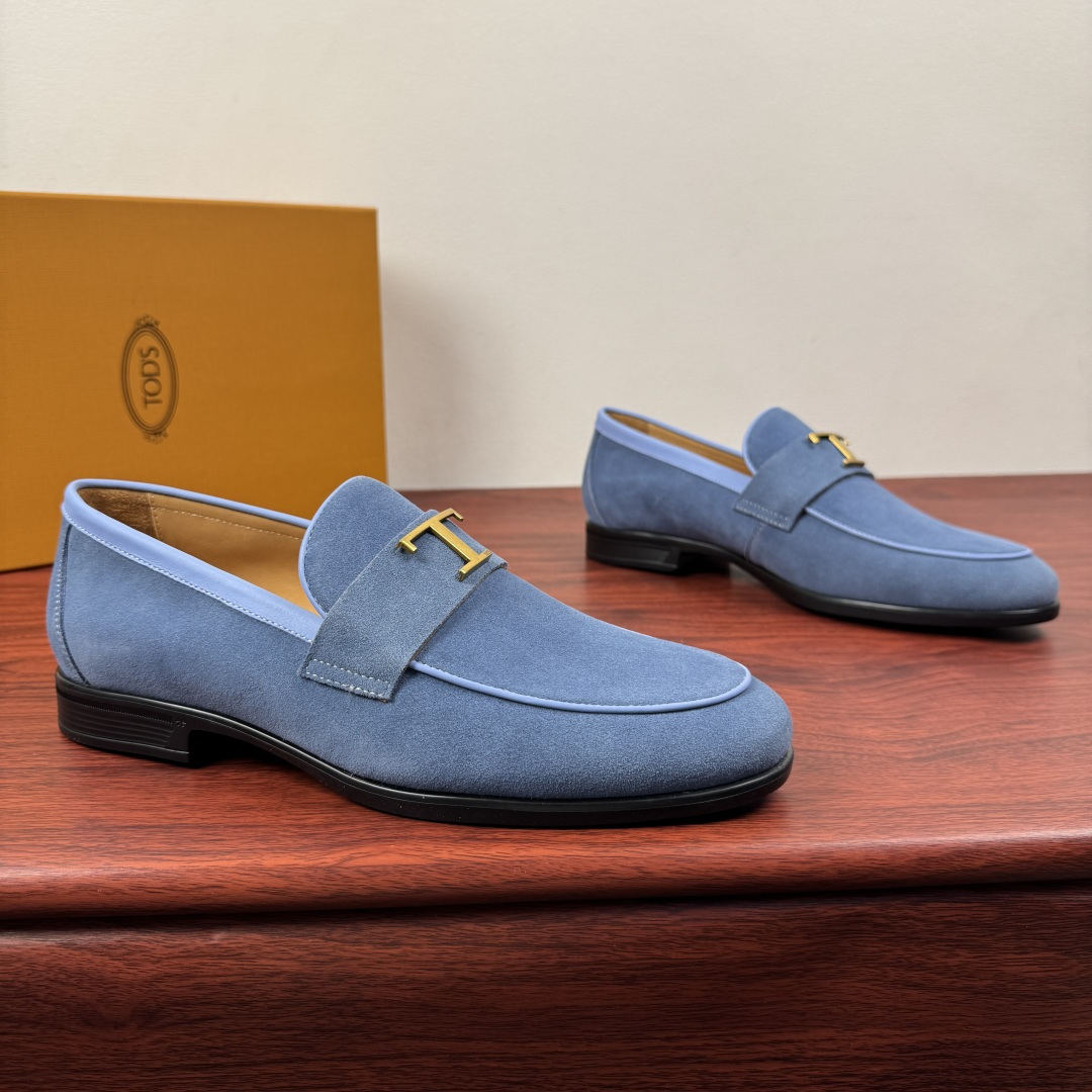 NO:779757,Batch TOD'S men's TIMELESS large T-buckle suede leather loafers!  The style of this loafer is simple and elegant. It is made of classic high-quality suede cow leather. The leather texture and color details are visible. The inseam-stitched upper highlights the exquisite craftsmanship. The soft and comfortable rubber bean sole is embellished with leather-wrapped T-shaped gold buckles. Naturally dyed calfskin lining. Genuine leather feet with high-definition printed silver brand badge logo details. Heavy-duty craftsmanship with classic cold bonding technology. Look at the details of the leather material.  Produced by a major manufacturer, it’s a flash sale on the regular version on the market. Three colors are available to meet the matching needs of different scenes, and comes with a full set of packaging!  Size 39-40-41-42-43-44 Leather shoe size (can be customized 38.45 non-returnable) Item No. 7D1392 T-shaped buckle light blue, Tod's, loafers, cowhide19860909批 TOD'S/托德斯 男士TIMELESS大T扣反绒皮革乐福鞋！ 本款乐福鞋款式简约优雅,以经典优质的反绒牛皮革制成,皮料质感色泽细节可见 ,内缝焗边式缝合鞋面 ,凸显精湛工艺底气,柔软舒适的橡胶豆豆软底,点缀裹皮革T形金色饰扣.本染小牛皮内里 真皮垫脚高清印刷银色品牌徽章logo细节 经典冷粘工艺重工打造 皮料材质看细节 大厂出品秒杀市面普版通货.三色可选,满足不同场景搭配需求,配全套包装！ 尺码39-40-41-42-43-44皮鞋尺码（可定制 38.45不退换） 货号7D1392T字扣 浅蓝,,Tod's,loafers,cowhide,Men's shoes