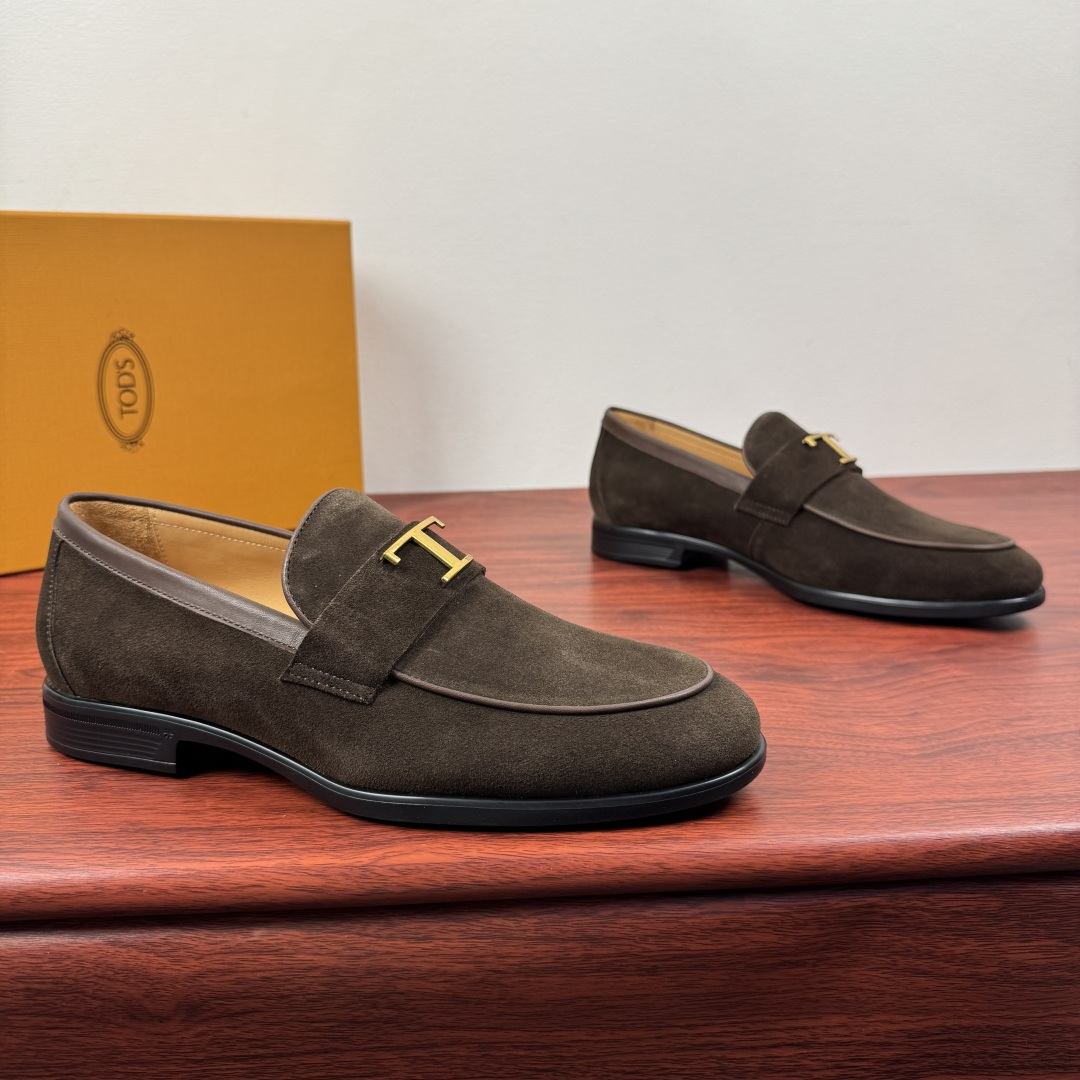 NO:779762,Batch TOD'S men's TIMELESS large T-buckle suede leather loafers!  The style of this loafer is simple and elegant. It is made of classic high-quality suede cow leather. The leather texture and color details are visible. The inseam-stitched upper highlights the exquisite craftsmanship. The soft and comfortable rubber bean sole is embellished with leather-wrapped T-shaped gold buckles. Naturally dyed calfskin lining. Genuine leather feet with high-definition printed silver brand badge logo details. Heavy-duty craftsmanship with classic cold bonding technology. Look at the details of the leather material.  Produced by a major manufacturer, it’s a flash sale on the regular version on the market. Three colors are available to meet the matching needs of different scenes, and comes with a full set of packaging!  Size 39-40-41-42-43-44 Leather shoe size (can be customized 38.45 non-returnable) Item No. 7D1392 T-shaped buckle coffee color, Tod's, loafers, cowhide19860909批 TOD'S/托德斯 男士TIMELESS大T扣反绒皮革乐福鞋！ 本款乐福鞋款式简约优雅,以经典优质的反绒牛皮革制成,皮料质感色泽细节可见 ,内缝焗边式缝合鞋面 ,凸显精湛工艺底气,柔软舒适的橡胶豆豆软底,点缀裹皮革T形金色饰扣.本染小牛皮内里 真皮垫脚高清印刷银色品牌徽章logo细节 经典冷粘工艺重工打造 皮料材质看细节 大厂出品秒杀市面普版通货.三色可选,满足不同场景搭配需求,配全套包装！ 尺码39-40-41-42-43-44皮鞋尺码（可定制 38.45不退换） 货号7D1392T字扣 咖色,,Tod's,loafers,cowhide,Men's shoes