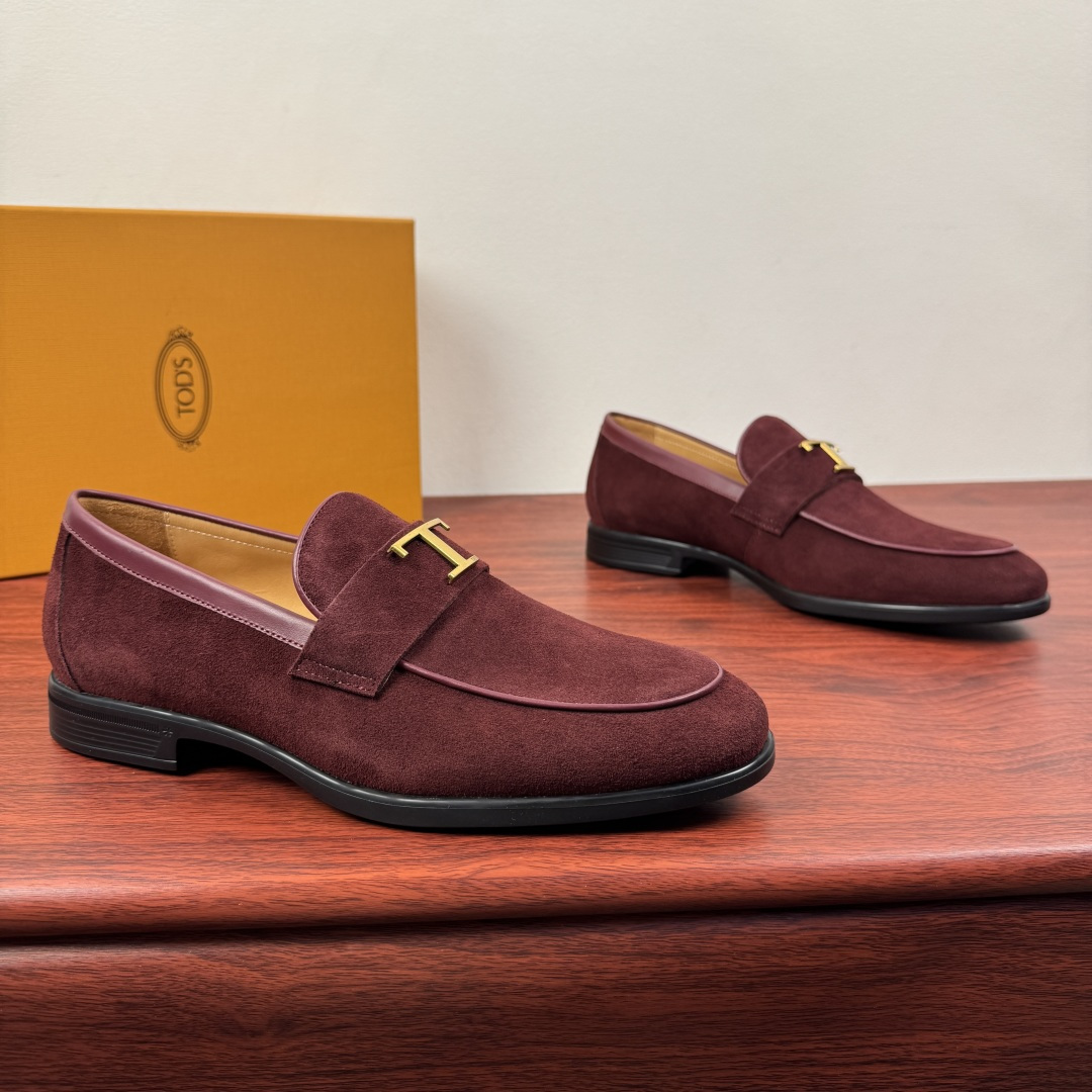 NO:779767,Batch TOD'S men's TIMELESS large T-buckle suede leather loafers!  The style of this loafer is simple and elegant. It is made of classic high-quality suede cow leather. The leather texture and color details are visible. The inseam-stitched upper highlights the exquisite craftsmanship. The soft and comfortable rubber bean sole is embellished with leather-wrapped T-shaped gold buckles. Naturally dyed calfskin lining. Genuine leather feet with high-definition printed silver brand badge logo details. Heavy-duty craftsmanship with classic cold bonding technology. Look at the details of the leather material.  Produced by a major manufacturer, it’s a flash sale on the regular version on the market. Three colors are available to meet the matching needs of different scenes, and comes with a full set of packaging!  Size 39-40-41-42-43-44 leather shoe size (can be customized, 38.45 non-returnable) Item No. 7D1392T-shaped buckle burgundy,,Tod's,loafers,cowhide19860909批 TOD'S/托德斯 男士TIMELESS大T扣反绒皮革乐福鞋！ 本款乐福鞋款式简约优雅,以经典优质的反绒牛皮革制成,皮料质感色泽细节可见 ,内缝焗边式缝合鞋面 ,凸显精湛工艺底气,柔软舒适的橡胶豆豆软底,点缀裹皮革T形金色饰扣.本染小牛皮内里 真皮垫脚高清印刷银色品牌徽章logo细节 经典冷粘工艺重工打造 皮料材质看细节 大厂出品秒杀市面普版通货.三色可选,满足不同场景搭配需求,配全套包装！ 尺码39-40-41-42-43-44皮鞋尺码（可定制 38.45不退换） 货号7D1392T字扣 酒红,,Tod's,loafers,cowhide,Men's shoes
