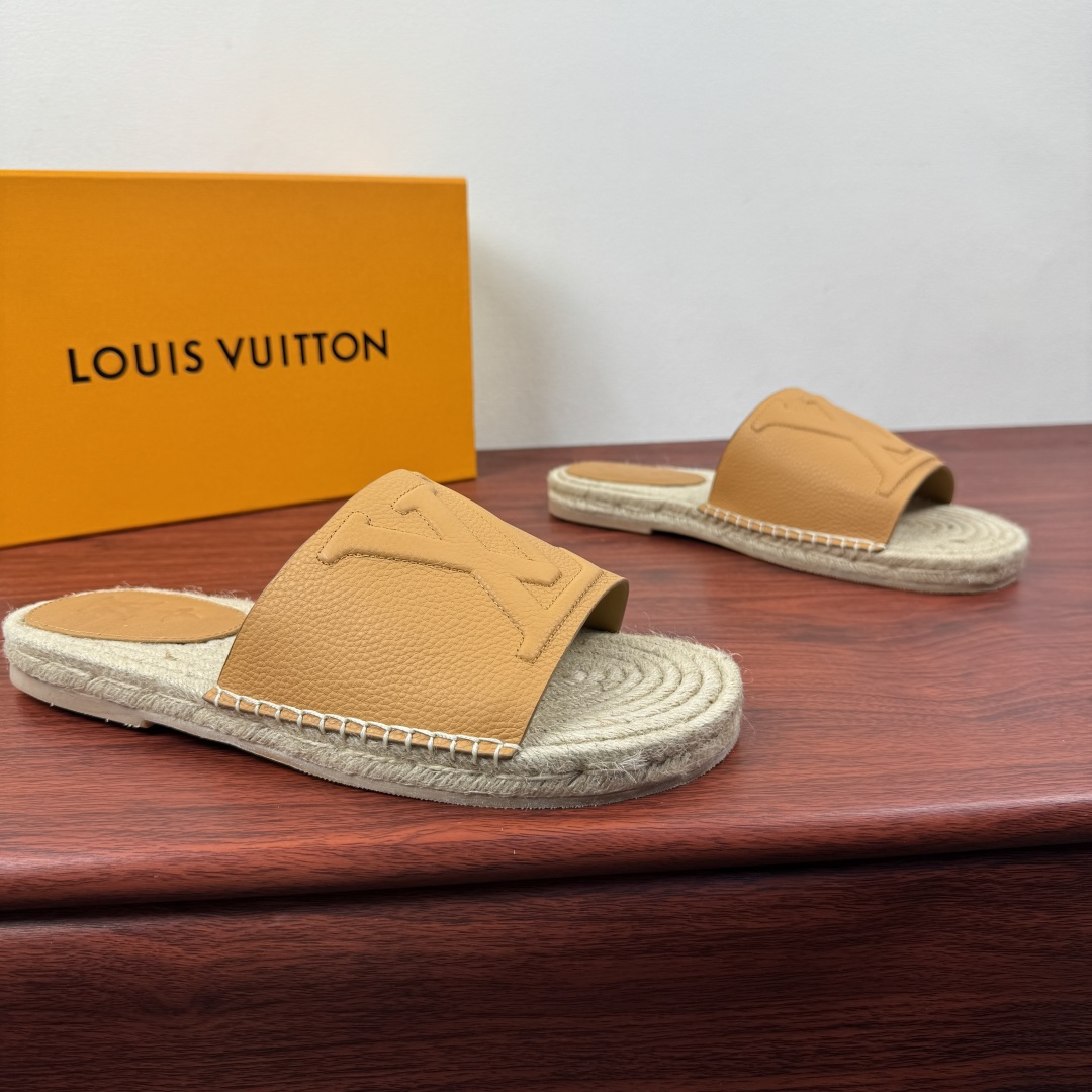 NO:779751,Batch LouisVuitton Louis Vuitton catwalk new product 26 spring and summer exclusive fisherman slippers shipped!  Two leather styles are selected: high-quality pebbled cowhide/soft and delicate suede cowhide. The lining is high-quality calfskin. Soft touch. Original mold opening to continue the summer atmosphere. Classic hemp rope composite rubber bottom layer. Shock-absorbing and comfortable. Wear-resistant and non-slip. Made with rubber injection process. The upper and sole are made of classic calfskin sewing technology on the heel. Large LOGO embossed LV letters + badge pattern details. A light luxury style slipper with high artistic content.  Suitable for multiple travel modes and fully packaged!  Size 39-40-41-42-43-44 leather shoe size (can be customized 38.45 non-returnable) Item number LV espadrille slippers yellow brown,,louis vuitton,louis vuitton,louis vuitton,slippers,espadrilles,cowhide19860909批 LouisVuitton 路易威登 走秀新品26春夏臻享款渔夫拖鞋出货！ 甄选优质荔枝纹牛皮/柔软细腻的反绒牛皮两种皮料风格可选 内里是优质小牛皮 柔软触感 原版开模 延续夏日氛围 经典的麻绳编底复合橡胶底层 减震舒适 耐磨防滑 注胶工艺打造 鞋面与鞋底采用经典的 脚后跟处贴块小牛皮缝制工艺 大LOGO压纹LV字母+徽章花纹图案细节 艺术成分很高的一款轻奢风格拖鞋 适配多重出行方式搭配 全套包装齐全！ 尺码39-40-41-42-43-44皮鞋尺码（可定制 38.45不退换） 货号LV麻底拖鞋 黄棕,,louis vuitton,louis vuitton,louis vuitton,slippers,espadrilles,cowhide,Men's shoes