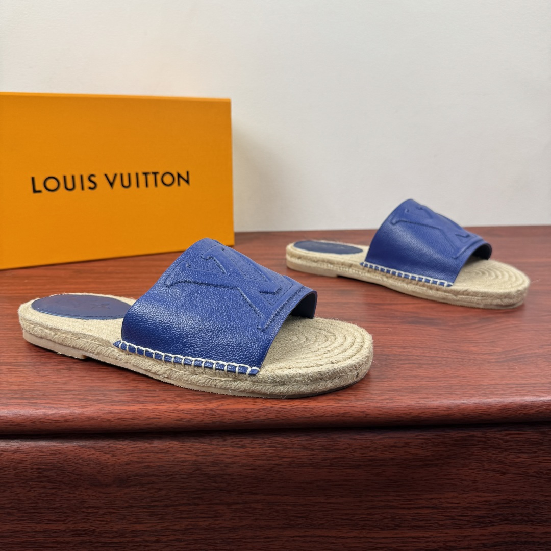 NO:779756,Batch LouisVuitton Louis Vuitton catwalk new product 26 spring and summer exclusive fisherman slippers shipped!  Two leather styles are selected: high-quality pebbled cowhide/soft and delicate suede cowhide. The lining is high-quality calfskin. Soft touch. Original mold opening to continue the summer atmosphere. Classic hemp rope composite rubber bottom layer. Shock-absorbing and comfortable. Wear-resistant and non-slip. Made with rubber injection process. The upper and sole are made of classic calfskin sewing technology on the heel. Large LOGO embossed LV letters + badge pattern details. A light luxury style slipper with high artistic content.  Suitable for multiple travel modes and fully packaged!  Size 39-40-41-42-43-44 leather shoe size (can be customized 38.45 non-refundable) Item number LV espadrille slippers blue,,louis vuitton,louis vuitton,louis vuitton,slippers,espadrilles,cowhide19860909批 LouisVuitton 路易威登 走秀新品26春夏臻享款渔夫拖鞋出货！ 甄选优质荔枝纹牛皮/柔软细腻的反绒牛皮两种皮料风格可选 内里是优质小牛皮 柔软触感 原版开模 延续夏日氛围 经典的麻绳编底复合橡胶底层 减震舒适 耐磨防滑 注胶工艺打造 鞋面与鞋底采用经典的 脚后跟处贴块小牛皮缝制工艺 大LOGO压纹LV字母+徽章花纹图案细节 艺术成分很高的一款轻奢风格拖鞋 适配多重出行方式搭配 全套包装齐全！ 尺码39-40-41-42-43-44皮鞋尺码（可定制 38.45不退换） 货号LV麻底拖鞋 蓝色,,louis vuitton,louis vuitton,louis vuitton,slippers,espadrilles,cowhide,Men's shoes
