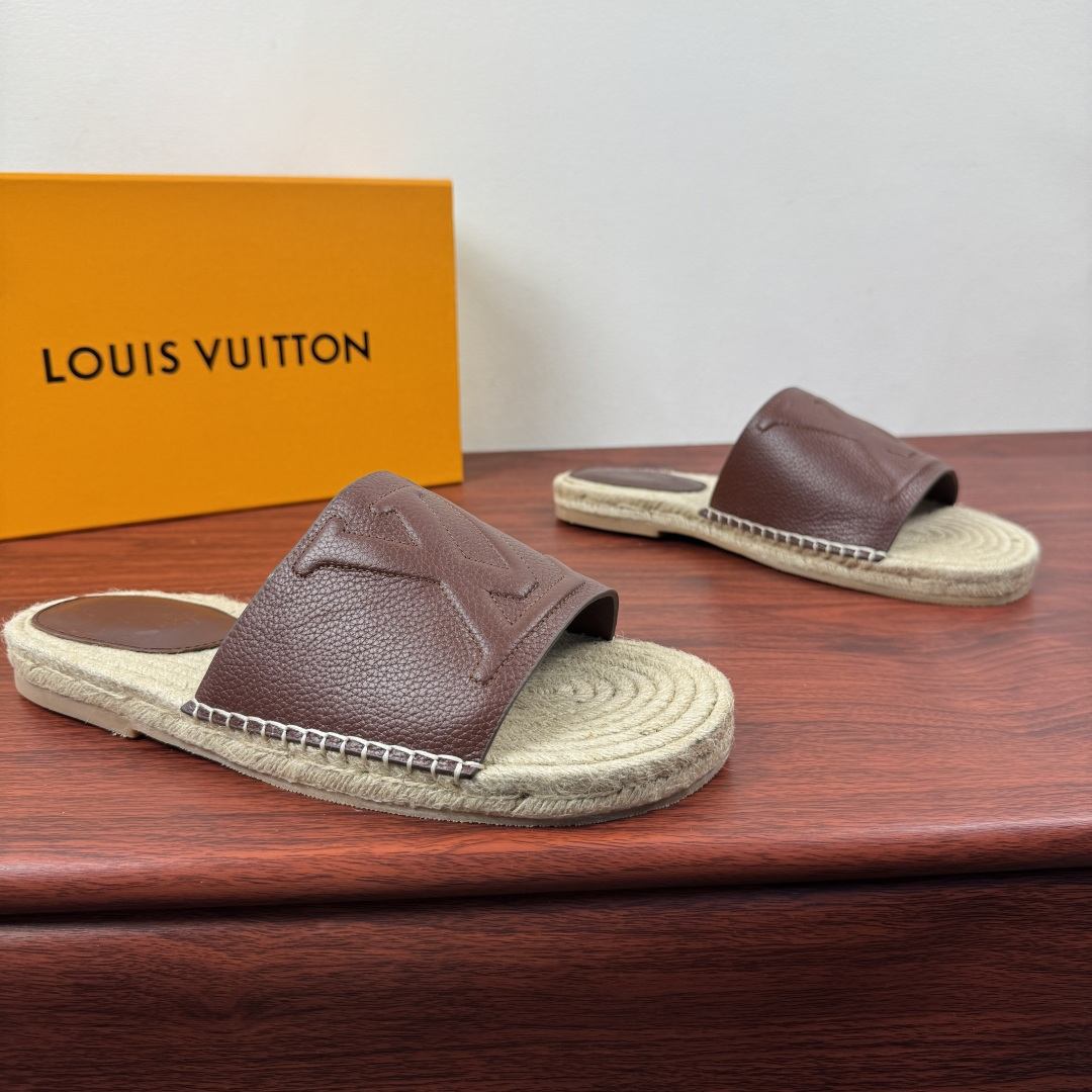 NO:779761,Batch LouisVuitton Louis Vuitton catwalk new product 26 spring and summer exclusive fisherman slippers shipped!  Two leather styles are selected: high-quality pebbled cowhide/soft and delicate suede cowhide. The lining is high-quality calfskin. Soft touch. Original mold opening to continue the summer atmosphere. Classic hemp rope composite rubber bottom layer. Shock-absorbing and comfortable. Wear-resistant and non-slip. Made with rubber injection process. The upper and sole are made of classic calfskin sewing technology on the heel. Large LOGO embossed LV letters + badge pattern details. A light luxury style slipper with high artistic content.  Suitable for multiple travel modes and fully packaged!  Size 39-40-41-42-43-44 Leather shoe size (can be customized 38.45 non-returnable) Item number LV espadrille slippers coffee color, louis vuitton, louis vuitton, louis vuitton, slippers, espadrilles, cowhide19860909批 LouisVuitton 路易威登 走秀新品26春夏臻享款渔夫拖鞋出货！ 甄选优质荔枝纹牛皮/柔软细腻的反绒牛皮两种皮料风格可选 内里是优质小牛皮 柔软触感 原版开模 延续夏日氛围 经典的麻绳编底复合橡胶底层 减震舒适 耐磨防滑 注胶工艺打造 鞋面与鞋底采用经典的 脚后跟处贴块小牛皮缝制工艺 大LOGO压纹LV字母+徽章花纹图案细节 艺术成分很高的一款轻奢风格拖鞋 适配多重出行方式搭配 全套包装齐全！ 尺码39-40-41-42-43-44皮鞋尺码（可定制 38.45不退换） 货号LV麻底拖鞋 咖色,,louis vuitton,louis vuitton,louis vuitton,slippers,espadrilles,cowhide,Men's shoes