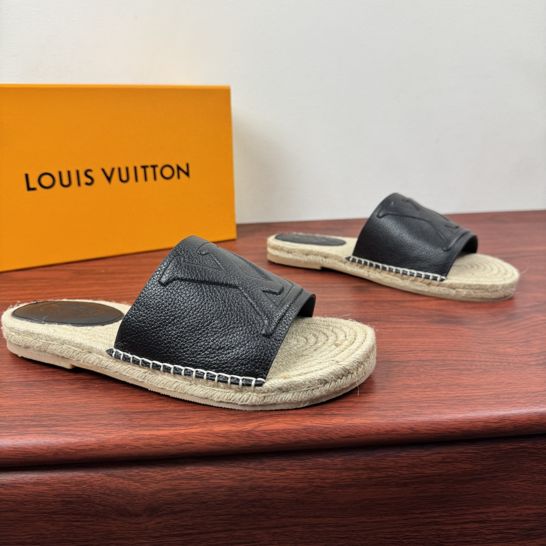 NO:779766,Batch LouisVuitton Louis Vuitton catwalk new product 26 spring and summer exclusive fisherman slippers shipped!  Two leather styles are selected: high-quality pebbled cowhide/soft and delicate suede cowhide. The lining is high-quality calfskin. Soft touch. Original mold opening to continue the summer atmosphere. Classic hemp rope composite rubber bottom layer. Shock-absorbing and comfortable. Wear-resistant and non-slip. Made with rubber injection process. The upper and sole are made of classic calfskin sewing technology on the heel. Large LOGO embossed LV letters + badge pattern details. A light luxury style slipper with high artistic content.  Suitable for multiple travel modes and fully packaged!  Size 39-40-41-42-43-44 leather shoe size (can be customized 38.45 non-refundable) Item number LV espadrille slippers black,,louis vuitton,louis vuitton,louis vuitton,slippers,espadrilles,cowhide19860909批 LouisVuitton 路易威登 走秀新品26春夏臻享款渔夫拖鞋出货！ 甄选优质荔枝纹牛皮/柔软细腻的反绒牛皮两种皮料风格可选 内里是优质小牛皮 柔软触感 原版开模 延续夏日氛围 经典的麻绳编底复合橡胶底层 减震舒适 耐磨防滑 注胶工艺打造 鞋面与鞋底采用经典的 脚后跟处贴块小牛皮缝制工艺 大LOGO压纹LV字母+徽章花纹图案细节 艺术成分很高的一款轻奢风格拖鞋 适配多重出行方式搭配 全套包装齐全！ 尺码39-40-41-42-43-44皮鞋尺码（可定制 38.45不退换） 货号LV麻底拖鞋 黑色,,louis vuitton,louis vuitton,louis vuitton,slippers,espadrilles,cowhide,Men's shoes