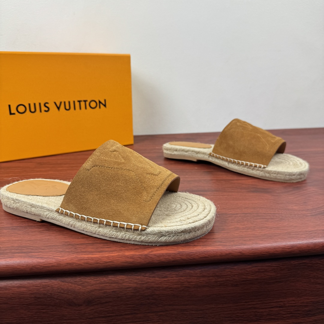NO:779718,Batch LouisVuitton Louis Vuitton catwalk new product 26 spring and summer exclusive fisherman slippers shipped!  Two leather styles are selected: high-quality pebbled cowhide/soft and delicate suede cowhide. The lining is high-quality calfskin. Soft touch. Original mold opening to continue the summer atmosphere. Classic hemp rope composite rubber bottom layer. Shock-absorbing and comfortable. Wear-resistant and non-slip. Made with rubber injection process. The upper and sole are made of classic calfskin sewing technology on the heel. Large LOGO embossed LV letters + badge pattern details. A light luxury style slipper with high artistic content.  Suitable for multiple travel modes and fully packaged!  Size 39-40-41-42-43-44 leather shoe size (can be customized 38.45 non-returnable) Item number LV espadrille slippers suede,,louis vuitton,louis vuitton,louis vuitton,slippers,espadrilles,cowhide19860909批 LouisVuitton 路易威登 走秀新品26春夏臻享款渔夫拖鞋出货！ 甄选优质荔枝纹牛皮/柔软细腻的反绒牛皮两种皮料风格可选 内里是优质小牛皮 柔软触感 原版开模 延续夏日氛围 经典的麻绳编底复合橡胶底层 减震舒适 耐磨防滑 注胶工艺打造 鞋面与鞋底采用经典的 脚后跟处贴块小牛皮缝制工艺 大LOGO压纹LV字母+徽章花纹图案细节 艺术成分很高的一款轻奢风格拖鞋 适配多重出行方式搭配 全套包装齐全！ 尺码39-40-41-42-43-44皮鞋尺码（可定制 38.45不退换） 货号LV麻底拖鞋绒面,,louis vuitton,louis vuitton,louis vuitton,slippers,espadrilles,cowhide,Men's shoes