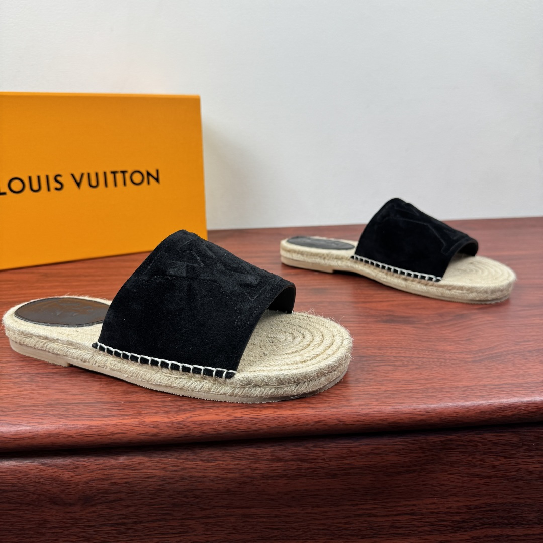NO:779724,Batch LouisVuitton Louis Vuitton catwalk new product 26 spring and summer exclusive fisherman slippers shipped!  Two leather styles are selected: high-quality pebbled cowhide/soft and delicate suede cowhide. The lining is high-quality calfskin. Soft touch. Original mold opening to continue the summer atmosphere. Classic hemp rope composite rubber bottom layer. Shock-absorbing and comfortable. Wear-resistant and non-slip. Made with rubber injection process. The upper and sole are made of classic calfskin sewing technology on the heel. Large LOGO embossed LV letters + badge pattern details. A light luxury style slipper with high artistic content.  Suitable for multiple travel modes and fully packaged!  Size 39-40-41-42-43-44 leather shoe size (can be customized 38.45 non-returnable) Item number LV espadrille slippers suede black, louis vuitton, louis vuitton, louis vuitton, slippers, espadrilles, cowhide19860909批 LouisVuitton 路易威登 走秀新品26春夏臻享款渔夫拖鞋出货！ 甄选优质荔枝纹牛皮/柔软细腻的反绒牛皮两种皮料风格可选 内里是优质小牛皮 柔软触感 原版开模 延续夏日氛围 经典的麻绳编底复合橡胶底层 减震舒适 耐磨防滑 注胶工艺打造 鞋面与鞋底采用经典的 脚后跟处贴块小牛皮缝制工艺 大LOGO压纹LV字母+徽章花纹图案细节 艺术成分很高的一款轻奢风格拖鞋 适配多重出行方式搭配 全套包装齐全！ 尺码39-40-41-42-43-44皮鞋尺码（可定制 38.45不退换） 货号LV麻底拖鞋 绒面 黑色,,louis vuitton,louis vuitton,louis vuitton,slippers,espadrilles,cowhide,Men's shoes
