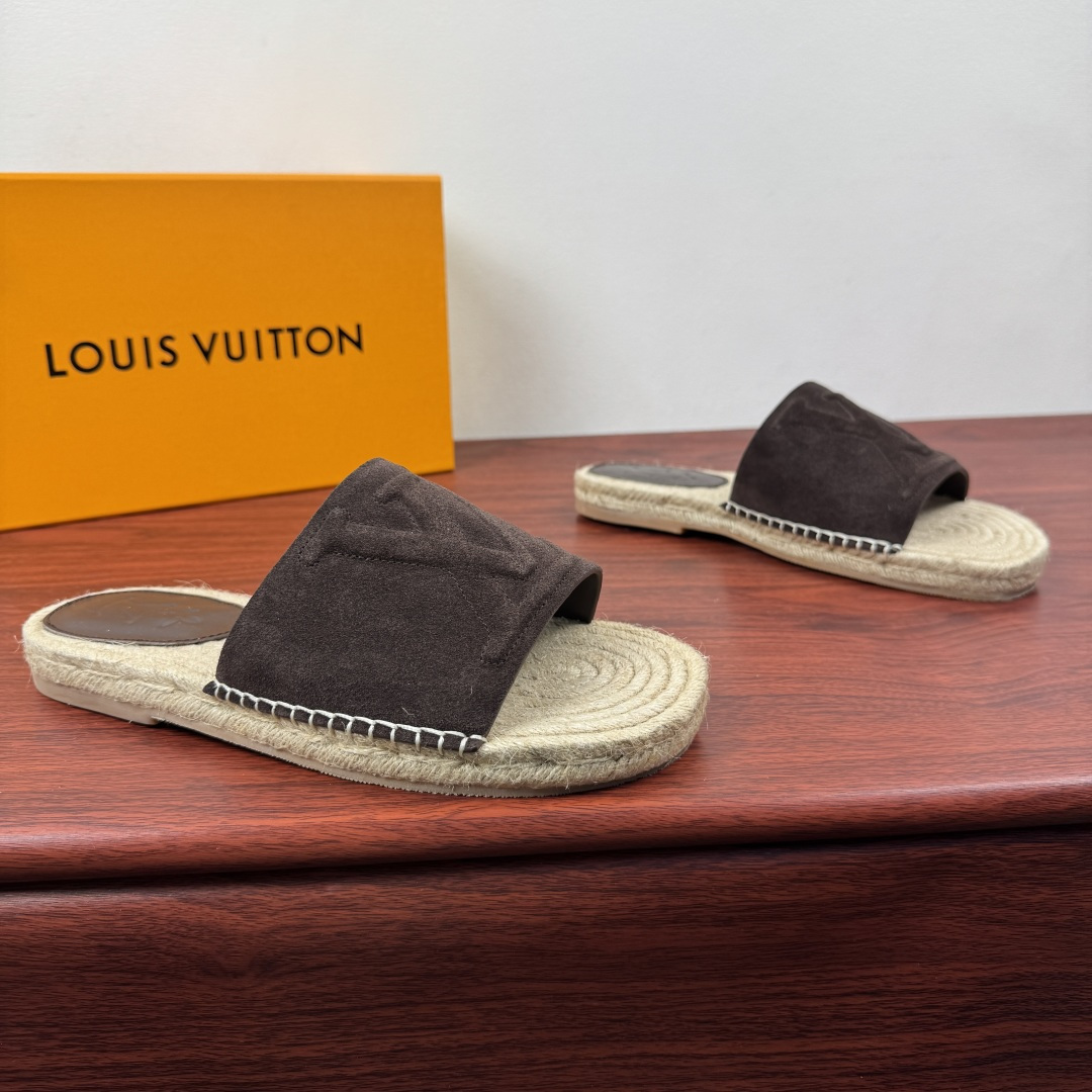 NO:779730,Batch LouisVuitton Louis Vuitton catwalk new product 26 spring and summer exclusive fisherman slippers shipped!  Two leather styles are selected: high-quality pebbled cowhide/soft and delicate suede cowhide. The lining is high-quality calfskin. Soft touch. Original mold opening to continue the summer atmosphere. Classic hemp rope composite rubber bottom layer. Shock-absorbing and comfortable. Wear-resistant and non-slip. Made with rubber injection process. The upper and sole are made of classic calfskin sewing technology on the heel. Large LOGO embossed LV letters + badge pattern details. A light luxury style slipper with high artistic content.  Suitable for multiple travel modes and fully packaged!  Size 39-40-41-42-43-44 leather shoe size (can be customized 38.45 non-returnable) Item number LV espadrille slippers suede coffee color, louis vuitton, louis vuitton, louis vuitton, slippers, espadrilles, cowhide19860909批 LouisVuitton 路易威登 走秀新品26春夏臻享款渔夫拖鞋出货！ 甄选优质荔枝纹牛皮/柔软细腻的反绒牛皮两种皮料风格可选 内里是优质小牛皮 柔软触感 原版开模 延续夏日氛围 经典的麻绳编底复合橡胶底层 减震舒适 耐磨防滑 注胶工艺打造 鞋面与鞋底采用经典的 脚后跟处贴块小牛皮缝制工艺 大LOGO压纹LV字母+徽章花纹图案细节 艺术成分很高的一款轻奢风格拖鞋 适配多重出行方式搭配 全套包装齐全！ 尺码39-40-41-42-43-44皮鞋尺码（可定制 38.45不退换） 货号LV麻底拖鞋绒面 咖色,,louis vuitton,louis vuitton,louis vuitton,slippers,espadrilles,cowhide,Men's shoes