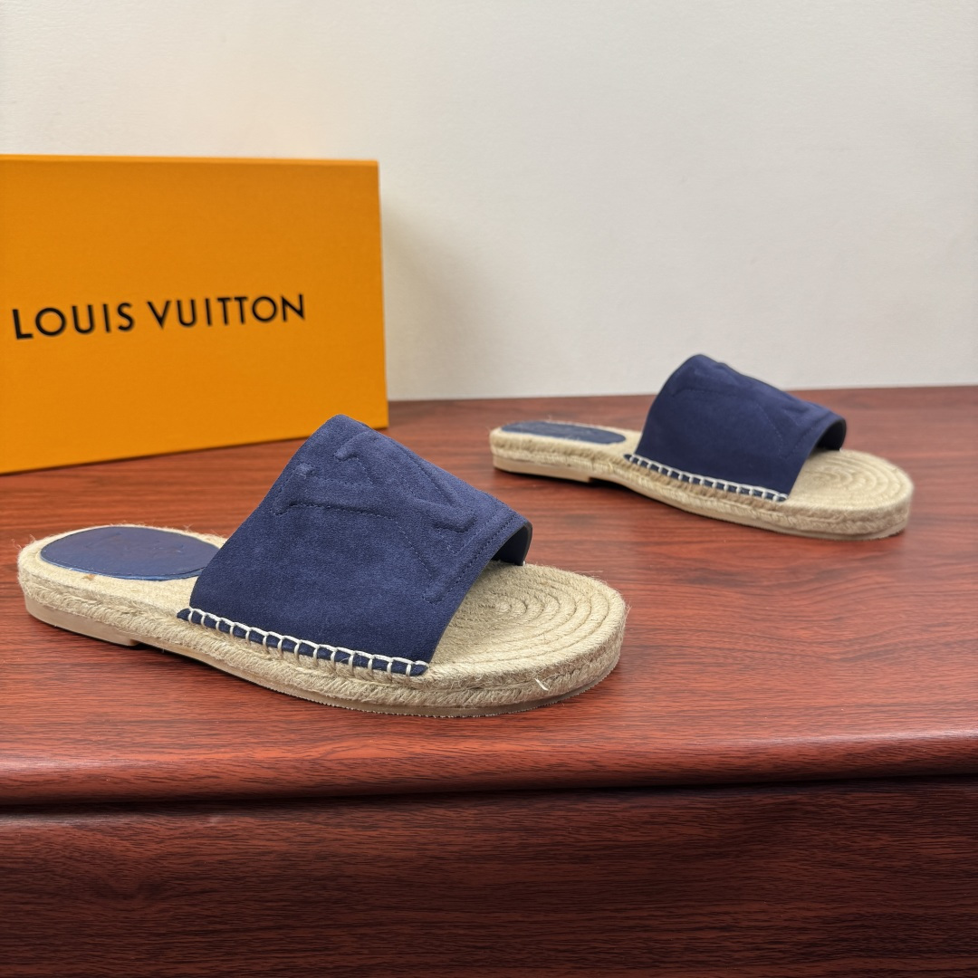NO:779736,Batch LouisVuitton Louis Vuitton catwalk new product 26 spring and summer exclusive fisherman slippers shipped!  Two leather styles are selected: high-quality pebbled cowhide/soft and delicate suede cowhide. The lining is high-quality calfskin. Soft touch. Original mold opening to continue the summer atmosphere. Classic hemp rope composite rubber bottom layer. Shock-absorbing and comfortable. Wear-resistant and non-slip. Made with rubber injection process. The upper and sole are made of classic calfskin sewing technology on the heel. Large LOGO embossed LV letters + badge pattern details. A light luxury style slipper with high artistic content.  Suitable for multiple travel modes and fully packaged!  Size 39-40-41-42-43-44 Leather shoe size (can be customized 38.45 non-refundable) Item number LV espadrille slippers suede blue,,louis vuitton,louis vuitton,louis vuitton,slippers,espadrilles,cowhide19860909批 LouisVuitton 路易威登 走秀新品26春夏臻享款渔夫拖鞋出货！ 甄选优质荔枝纹牛皮/柔软细腻的反绒牛皮两种皮料风格可选 内里是优质小牛皮 柔软触感 原版开模 延续夏日氛围 经典的麻绳编底复合橡胶底层 减震舒适 耐磨防滑 注胶工艺打造 鞋面与鞋底采用经典的 脚后跟处贴块小牛皮缝制工艺 大LOGO压纹LV字母+徽章花纹图案细节 艺术成分很高的一款轻奢风格拖鞋 适配多重出行方式搭配 全套包装齐全！ 尺码39-40-41-42-43-44皮鞋尺码（可定制 38.45不退换） 货号LV麻底拖鞋绒面 蓝色,,louis vuitton,louis vuitton,louis vuitton,slippers,espadrilles,cowhide,Men's shoes