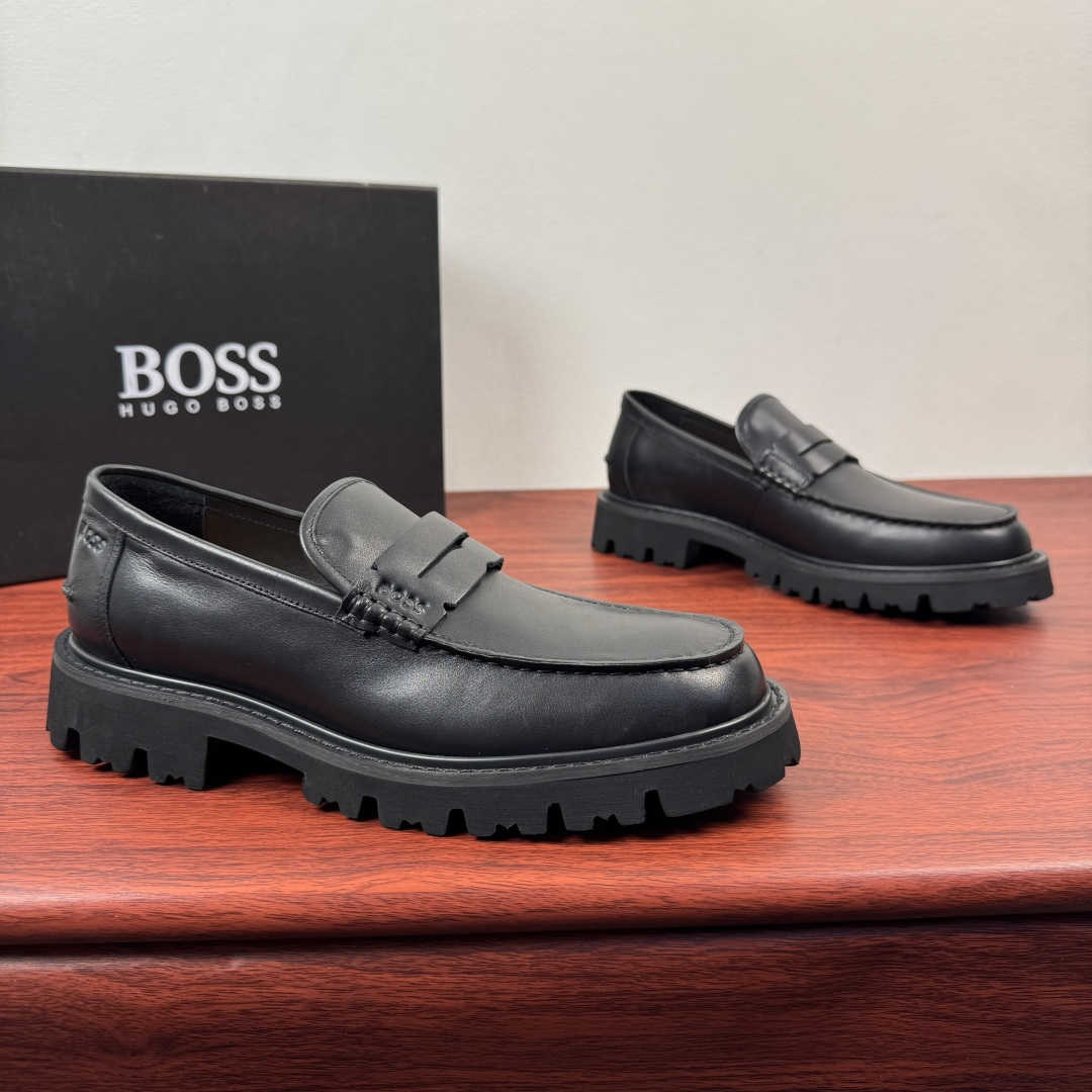 NO:782364,BOSS/DR men's thick-soled derby shoes. These derby shoes are made of smooth calfskin and suede cow leather. The shoes are stitched with handmade mark stitching. The outside of the heel is decorated with an embossed letter logo. It is equipped with genuine leather welts and thick EVA rubber soles. It has a full cowhide lining and logo cowhide foot pads. It is non-slip and comfortable and will not be tiring if worn for a long time. The lace-up design of the derby shoes makes it easy to put on and take off. The thick sole can also increase your height, making you more fashionable!  The overall style is simple and elegant, and can be easily used for business or leisure. It can be matched with formal wear or casual pants. Comes with box and dust bag!  Size 39-40-41-42-43-44 standard leather shoe size (38/45 can be customized and non-returnable),,cowhide19860909BOSS/博士 男士厚底德比鞋 这款德比鞋选用光滑小牛皮和绒面牛皮革打造,鞋手工马克缝线拼接,后跟外侧饰以压纹字母标识,搭配真皮沿条和厚实EVA橡胶鞋底,全牛皮内里,徽标牛皮垫脚,防滑又舒适,长时间穿也不累.德比鞋系带设计,穿脱方便,厚底还能增高,时尚感UP! 整体简约大气,商务休闲都能轻松驾驭,搭配正装或休闲裤都百搭.配盒包装防尘袋！ 尺码39-40-41-42-43-44 标准皮鞋码（38/45可定做不退换）,,cowhide,Men's shoes