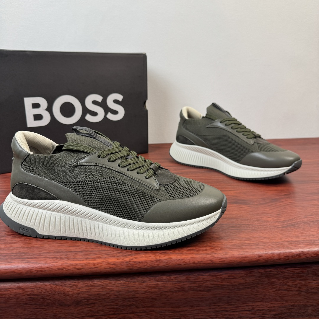 NO:782317,Batch BOSS TTNM EVO Knitted Upper Sneakers. The counter is synchronized with the new ultra-light thick-soled fly knit upper breathable running shoes! These running-style BOSS men's sneakers are made of a variety of materials, including leather trim, to create a unique silhouette. Lightweight ridged outsole. Fully knitted wrapped shoe collar, lightweight and breathable, fit the foot, bringing a comfortable wearing experience. Knitted BOSS logo details Composite stitching calfskin patch on the heel, embellished with rubber label three-color logo heel details  Full mesh lining with ultra-light rubber soles, excellent breathability and elasticity, original factory molded color matching rubber backing layer, complete package ready for shipment!  Size 39-40-41-42-43-44 (45.46 customized) Leather shoe size Item No. 50523113 Army green,,sneakers,cowhide19860909批 BOSS TTNM EVO针织鞋面运动鞋 专柜同步新款 超轻厚底飞织鞋面透气跑步鞋! 这些跑步风格的BOSS男式运动鞋采用多种材料,包括皮革镶边,打造出独特的轮廓.轻质脊状外底.,全针织包裹鞋口,轻盈透气,贴合脚部,带来舒适穿着体验.针织BOSS标志细节 后跟复合拼接小牛皮贴片,点缀胶标三色标识后跟细节 全网布内里搭配超轻橡胶鞋底,透气性能与弹力性能极好,原厂开模拼色橡胶底片层,全套包装现货出货！ 尺码39-40-41-42-43-44（45.46订做）皮鞋尺码 货号50523113 军绿,,sneakers,cowhide,Men's shoes