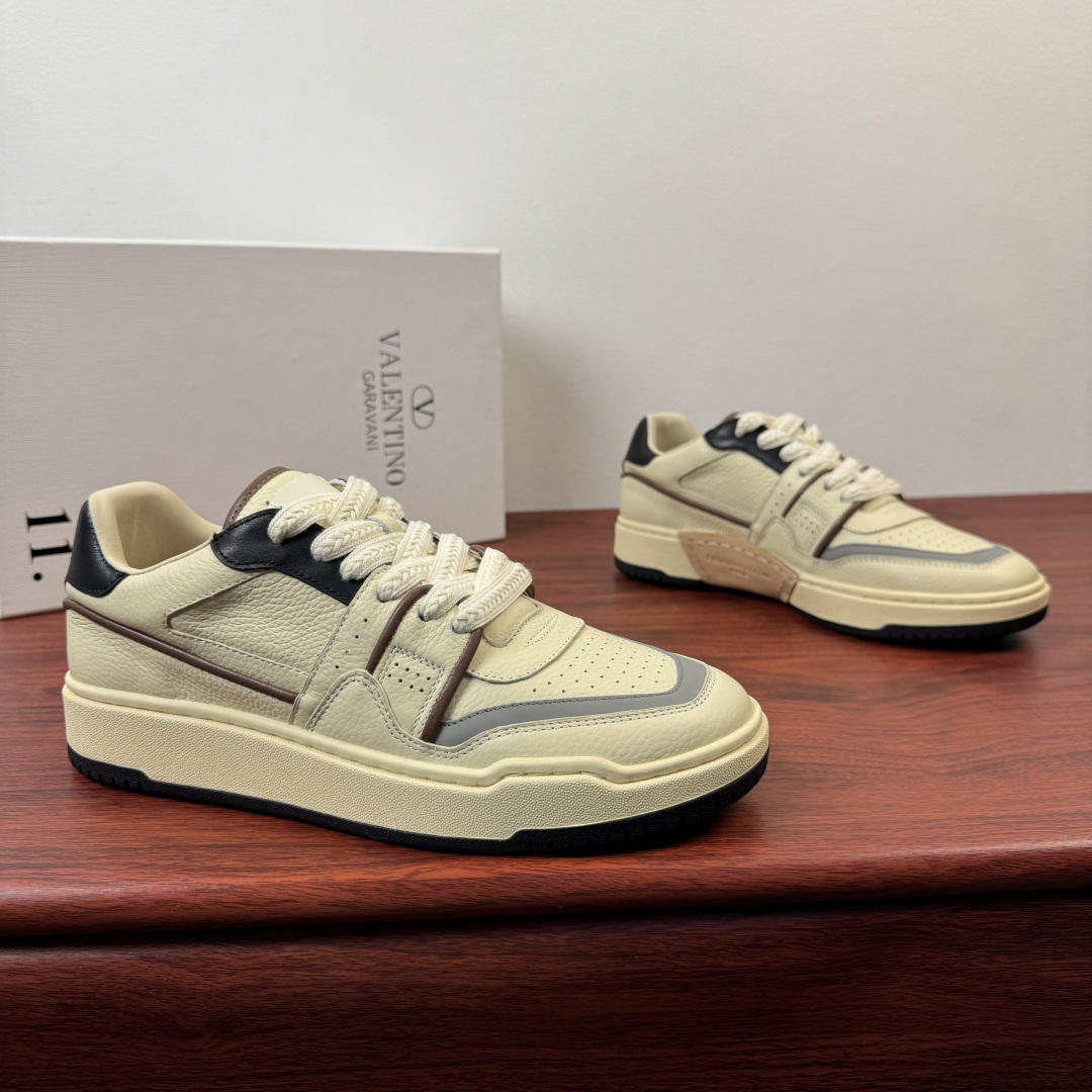 NO:780922,Batch Valentino/Valentino's new men's cow leather low-top sneakers!  Selected high-quality grained calfskin, multiple splicing contrasting style design, calfskin wrapped around the splicing details, leather splicing TPU soles with same color, rubber bottom wrapping, wear-resistant and non-slip, shock-absorbing and comfortable, classic punching details on the toe, leather buckle matching features, widened flat cotton lace decoration, full calfskin lining, ankle padding design, improve comfort, two colors to choose from, complete package!  Size 39-40-41-42-43-44 (customized at 38.45) Item No. TBQ17YO Beige,,valentino,valentino,sneakers,cowhide19860909批 Valentino/华伦天奴 新款男士牛皮革低帮运动鞋 ！ 甄选优质粒面纹小牛皮 多重拼接撞色风格设计,小牛皮环绕包裹拼接细节 皮革同色系拼接TPU鞋底 橡胶底层包裹 耐磨防滑 减震舒适 鞋头经典冲孔细节装饰 真皮扣带搭配特色 加宽扁状棉质系带装饰 全小牛皮内里 脚踝填充设计,提升舒适度,两种款色风格可选 全套包装！ 尺码39-40-41-42-43-44（38.45定制） 货号TBQ17YO 米色,,valentino,valentino,sneakers,cowhide,Men's shoes