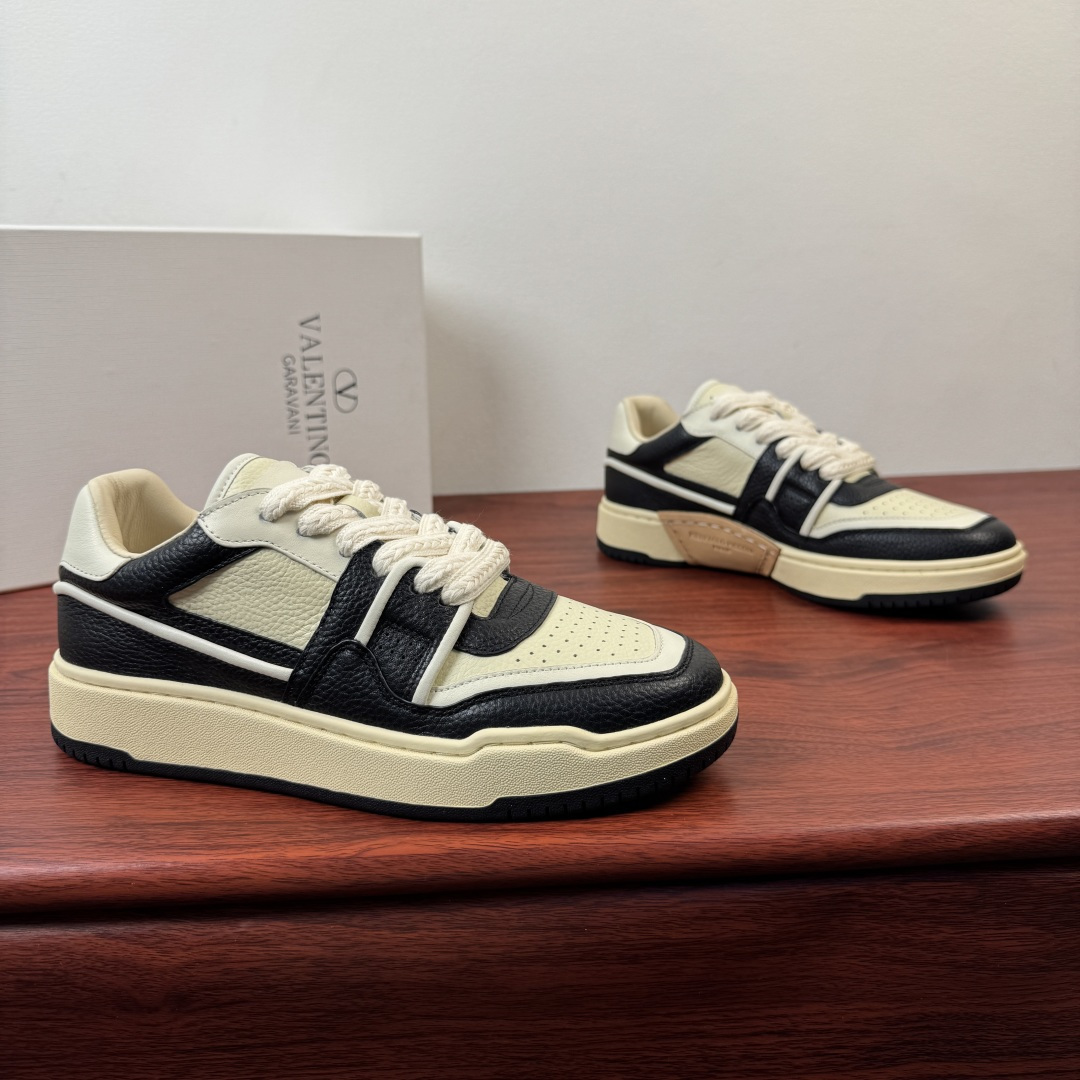 NO:780929,Batch Valentino/Valentino's new men's cow leather low-top sneakers!  Selected high-quality grained calfskin, multiple splicing contrasting style design, calfskin wrapped around the splicing details, leather splicing TPU soles with same color, rubber bottom wrapping, wear-resistant and non-slip, shock-absorbing and comfortable, classic punching details on the toe, leather buckle matching features, widened flat cotton lace decoration, full calfskin lining, ankle padding design, improve comfort, two colors to choose from, complete package!  Size 39-40-41-42-43-44 (customized at 38.45) Item No. TBQ17YO Beige,,valentino,valentino,sneakers,cowhide19860909批 Valentino/华伦天奴 新款男士牛皮革低帮运动鞋 ！ 甄选优质粒面纹小牛皮 多重拼接撞色风格设计,小牛皮环绕包裹拼接细节 皮革同色系拼接TPU鞋底 橡胶底层包裹 耐磨防滑 减震舒适 鞋头经典冲孔细节装饰 真皮扣带搭配特色 加宽扁状棉质系带装饰 全小牛皮内里 脚踝填充设计,提升舒适度,两种款色风格可选 全套包装！ 尺码39-40-41-42-43-44（38.45定制） 货号TBQ17YO 米黑,,valentino,valentino,sneakers,cowhide,Men's shoes
