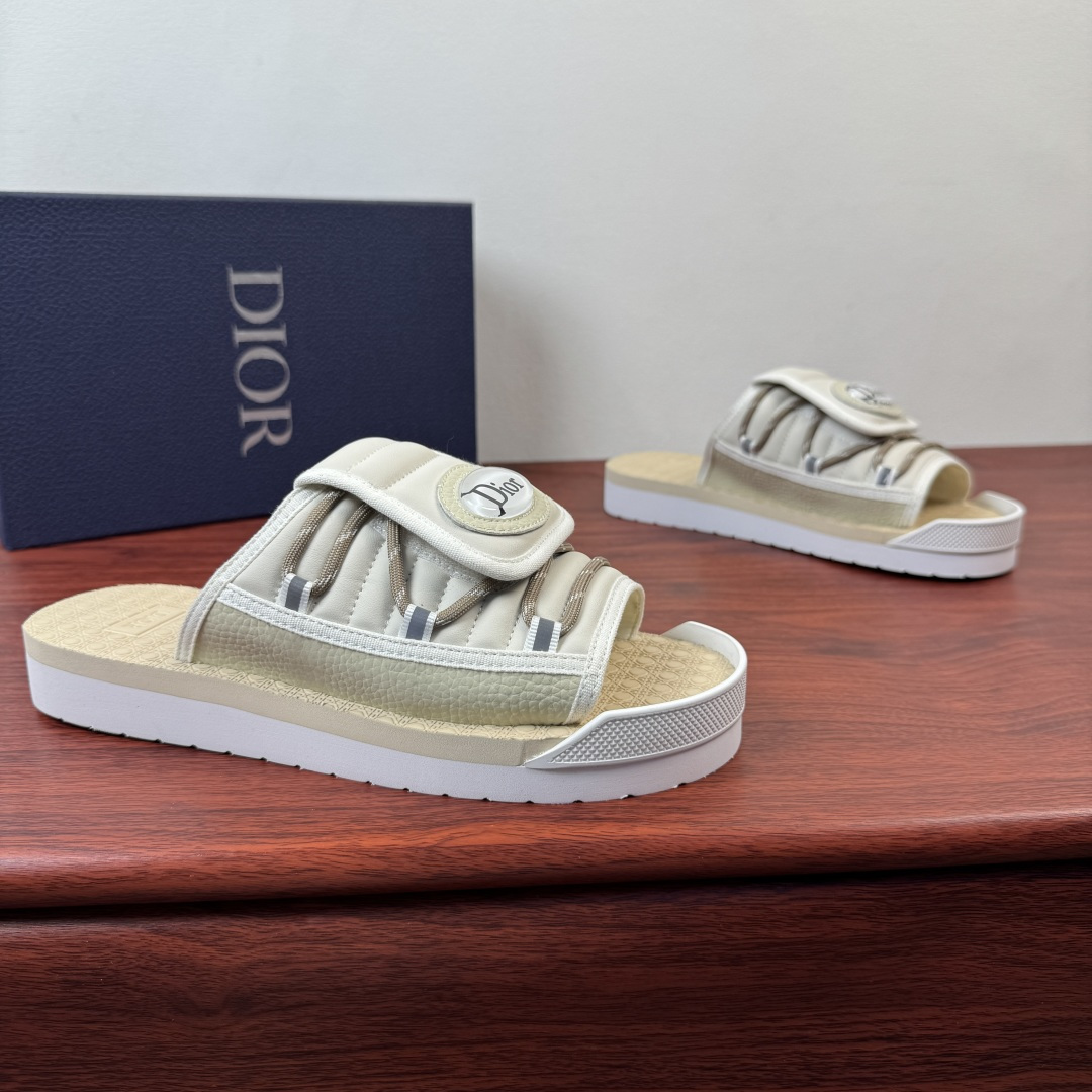 NO:781053,Batch Dior/Dior Aqua sandals, multi-style uppers, coolness is coming!  This Dior Aqua sandal is elegant and casual, with a new interpretation of classic minimalist design. It is made of cowhide stitching and technical smooth material. It is decorated with smooth calfskin buckle, embellished with a transparent white label logo, and decorated with webbing surround details. The upper is decorated with snap buckle decoration, multiple composite splicing materials, and DIOR logo rubber label details. Contrasting EVA sole/rubber foam bottom layer, striped texture, lightweight and comfortable, wear-resistant and non-slip, can be easily matched with shorts or jeans to create a refined look, and comes with a complete package!  Size 39-40-41-42-43-44 leather shoe size (can be customized. 38.45) Item number H899 strap beige, dior, dior, sandals, shorts, jeans, cowhide19860909批 Dior/迪奥 Aqua凉鞋 多重风格鞋面 清凉来袭！ 这款Dior Aqua凉鞋优雅而休闲,采用经典简约设计全新诠释,牛皮拼接科技光滑材质面料,光滑小牛皮扣带装饰,点缀以透明白标徽章标识,饰以织带环绕细节,鞋面饰有按扣扣带装饰,多重复合拼接材质,DIOR标识胶标细节.撞色EVA鞋底/橡胶发泡底层,条纹纹路,轻质舒适,耐磨防滑,可与短裤或牛仔裤轻松搭配,打造精致造型,配全套包装！ 尺码39-40-41-42-43-44皮鞋尺码（可定制.38.45） 货号H899绑带 米色,,dior,dior,sandals,shorts,jeans,cowhide,Men's shoes
