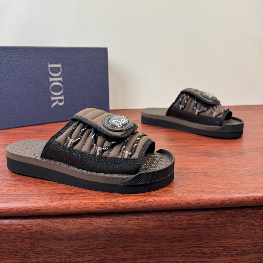 NO:781059,Batch Dior/Dior Aqua sandals, multi-style uppers, coolness is coming!  This Dior Aqua sandal is elegant and casual, with a new interpretation of classic minimalist design. It is made of cowhide stitching and technical smooth material. It is decorated with smooth calfskin buckle, embellished with a transparent white label logo, and decorated with webbing surround details. The upper is decorated with snap buckle decoration, multiple composite splicing materials, and DIOR logo rubber label details. Contrasting EVA sole/rubber foam bottom layer, striped texture, lightweight and comfortable, wear-resistant and non-slip, can be easily matched with shorts or jeans to create a refined look, and comes with a complete package!  Size 39-40-41-42-43-44 Leather shoe size (can be customized. 38.45) Item number H899 strap coffee color, dior, dior, sandals, shorts, jeans, cowhide19860909批 Dior/迪奥 Aqua凉鞋 多重风格鞋面 清凉来袭！ 这款Dior Aqua凉鞋优雅而休闲,采用经典简约设计全新诠释,牛皮拼接科技光滑材质面料,光滑小牛皮扣带装饰,点缀以透明白标徽章标识,饰以织带环绕细节,鞋面饰有按扣扣带装饰,多重复合拼接材质,DIOR标识胶标细节.撞色EVA鞋底/橡胶发泡底层,条纹纹路,轻质舒适,耐磨防滑,可与短裤或牛仔裤轻松搭配,打造精致造型,配全套包装！ 尺码39-40-41-42-43-44皮鞋尺码（可定制.38.45） 货号H899绑带 咖色,,dior,dior,sandals,shorts,jeans,cowhide,Men's shoes