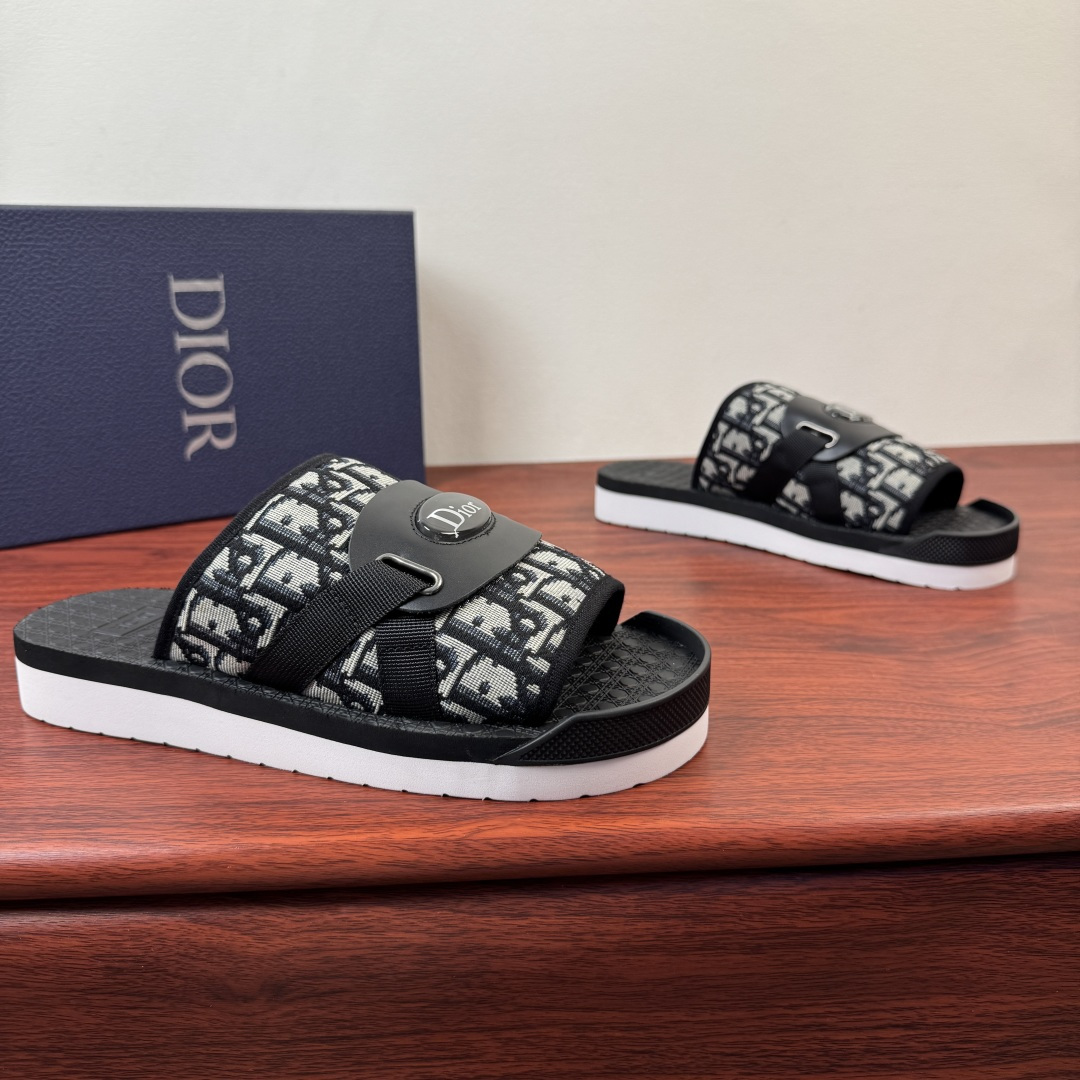 NO:781074,Batch Dior/Dior Aqua sandals, multi-style uppers, coolness is coming!  This Dior Aqua sandal is elegant and casual, with a new interpretation of classic and simple design, highlighting Dior's classic Oblique Yunhua fabric material, smooth calfskin buckle decoration, embellished with a transparent white label logo, decorated with webbing connection features, the upper is decorated with precision embroidered webbing LOGO logo, DIOR logo rubber label details. Contrast color EVA sole/rubber foam bottom layer, striped texture, lightweight and comfortable, wear-resistant and non-slip, can be easily matched with shorts or jeans to create a refined look, and comes with a complete package!  Size 39-40-41-42-43-44 leather shoe size (can be customized. 38.45) Item number H899 leather label black, dior, dior, sandals, shorts, jeans, cowhide19860909批 Dior/迪奥 Aqua凉鞋 多重风格鞋面 清凉来袭！ 这款Dior Aqua凉鞋优雅而休闲,采用经典简约设计全新诠释,凸显Dior经典的Oblique云华面料材质,光滑小牛皮扣带装饰,点缀以透明白标徽章标识,饰以织带连接特色,鞋面饰有精密刺绣织带LOGO标识,DIOR标识胶标细节.撞色EVA鞋底/橡胶发泡底层,条纹纹路,轻质舒适,耐磨防滑,可与短裤或牛仔裤轻松搭配,打造精致造型,配全套包装！ 尺码39-40-41-42-43-44皮鞋尺码（可定制.38.45） 货号H899皮标 黑色,,dior,dior,sandals,shorts,jeans,cowhide,Men's shoes