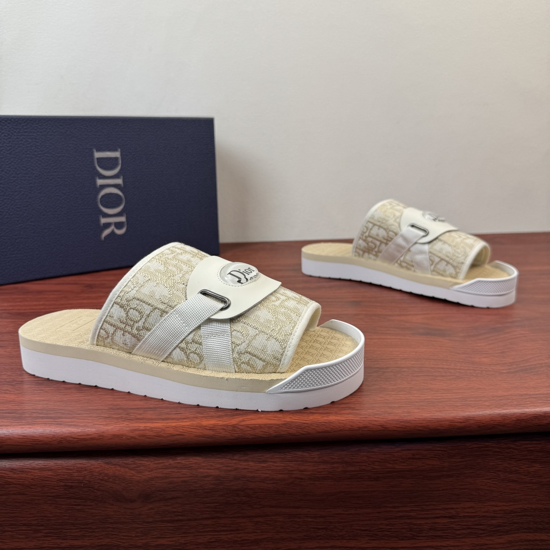 NO:781080,Batch Dior/Dior Aqua sandals, multi-style uppers, coolness is coming!  This Dior Aqua sandal is elegant and casual, with a new interpretation of classic and simple design, highlighting Dior's classic Oblique Yunhua fabric material, smooth calfskin buckle decoration, embellished with a transparent white label logo, decorated with webbing connection features, the upper is decorated with precision embroidered webbing LOGO logo, DIOR logo rubber label details. Contrast color EVA sole/rubber foam bottom layer, striped texture, lightweight and comfortable, wear-resistant and non-slip, can be easily matched with shorts or jeans to create a refined look, and comes with a complete package!  Size 39-40-41-42-43-44 leather shoe size (can be customized. 38.45) Item number H899 leather label beige, dior, dior, sandals, shorts, jeans, cowhide19860909批 Dior/迪奥 Aqua凉鞋 多重风格鞋面 清凉来袭！ 这款Dior Aqua凉鞋优雅而休闲,采用经典简约设计全新诠释,凸显Dior经典的Oblique云华面料材质,光滑小牛皮扣带装饰,点缀以透明白标徽章标识,饰以织带连接特色,鞋面饰有精密刺绣织带LOGO标识,DIOR标识胶标细节.撞色EVA鞋底/橡胶发泡底层,条纹纹路,轻质舒适,耐磨防滑,可与短裤或牛仔裤轻松搭配,打造精致造型,配全套包装！ 尺码39-40-41-42-43-44皮鞋尺码（可定制.38.45） 货号H899皮标 米色,,dior,dior,sandals,shorts,jeans,cowhide,Men's shoes