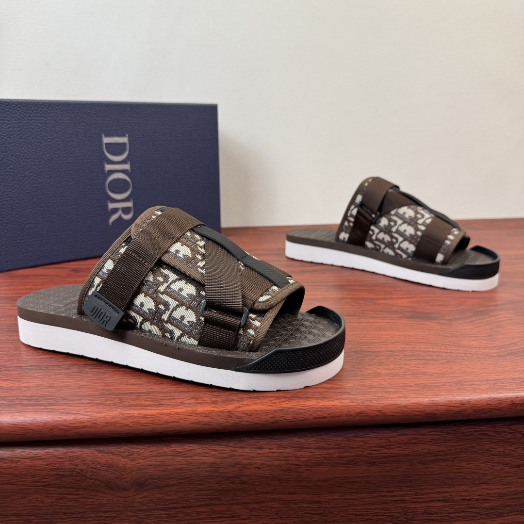NO:781032,Batch Dior/Dior Aqua sandals, multi-style uppers, coolness is coming!  This Dior Aqua sandal is elegant and casual, with a new interpretation of the adjustable strap design, highlighting Dior's classic Oblique Yunhua fabric material, convenient Velcro style, decorated with folding webbing to adjust the elasticity, DIOR logo rubber label details. Contrast color EVA sole/rubber foam bottom layer, striped texture, lightweight and comfortable, wear-resistant and non-slip, can be easily matched with shorts or jeans to create a refined look, and comes with a complete package!  Size 39-40-41-42-43-44 Leather shoe size (can be customized. 38.45) Item No. H899 Ribbon Brown, dior, dior, sandals, shorts, jeans19860909批 Dior/迪奥 Aqua凉鞋 多重风格鞋面 清凉来袭！ 这款Dior Aqua凉鞋优雅而休闲,采用可调节带设计全新诠释,凸显Dior经典的Oblique云华面料材质,便捷魔术贴风格,装饰以折叠织带调试松紧胖瘦,DIOR标识胶标细节.撞色EVA鞋底/橡胶发泡底层,条纹纹路,轻质舒适,耐磨防滑,可与短裤或牛仔裤轻松搭配,打造精致造型,配全套包装！ 尺码39-40-41-42-43-44皮鞋尺码（可定制.38.45） 货号H899织带 咖色,,dior,dior,sandals,shorts,jeans,Men's shoes