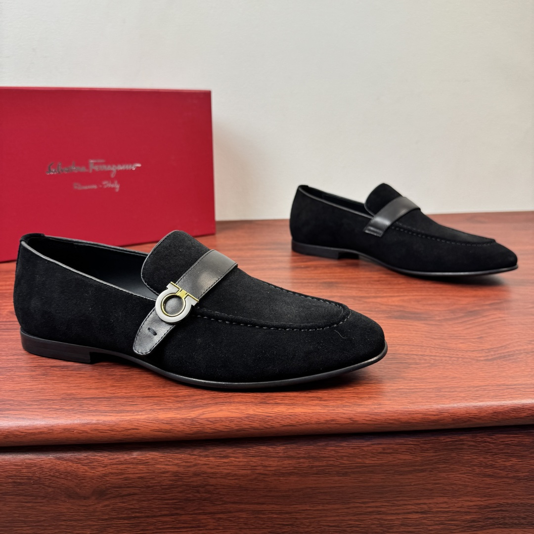NO:782389,Batch FERRAGAMO/Ferragamo's new men's Gancini loafers shipped!  This Gancini loafer is made of soft cow leather/cow suede material, with fine and deep texture, clear leather grain, and excellent toughness, showing a formal style. The back of the shoe is decorated with genuine leather saddle straps, and the sides are decorated with black and gold Gancini buckles. It is equipped with a genuine leather outsole, seamless Mark stitching, semi-solid cold bonding process, and is made with heavy craftsmanship. Calf leather lining, high-definition three-dimensional logo badge details, and a full set of packaging!  Size 39-40-41-42-43-44 Leather shoe size (can be customized to 38.45.46) Item No. 078150 Black suede, ferragamo, ferragamo, loafers, cowhide, Leather soles19860909批 FERRAGAMO/菲拉格慕 新款男士 Gancini乐福鞋出货！ 此款Gancini乐福鞋选用柔软牛皮革材质/牛反绒材质,纹理细腻深邃,皮纹清晰,韧性极好,尽显正装风范.鞋背饰有真皮鞋鞍饰带,侧面缀饰黑金色Gancini扣饰,搭配真皮大底,无缝马克缝线,半固特异冷粘工艺,重工打造.小牛皮内里,高清立体logo徽章标识细节,全套包装！ 尺码39-40-41-42-43-44皮鞋尺码（可定制38.45.46） 货号078150 黑反绒,,ferragamo,ferragamo,loafers,cowhide,Leather soles,Men's shoes