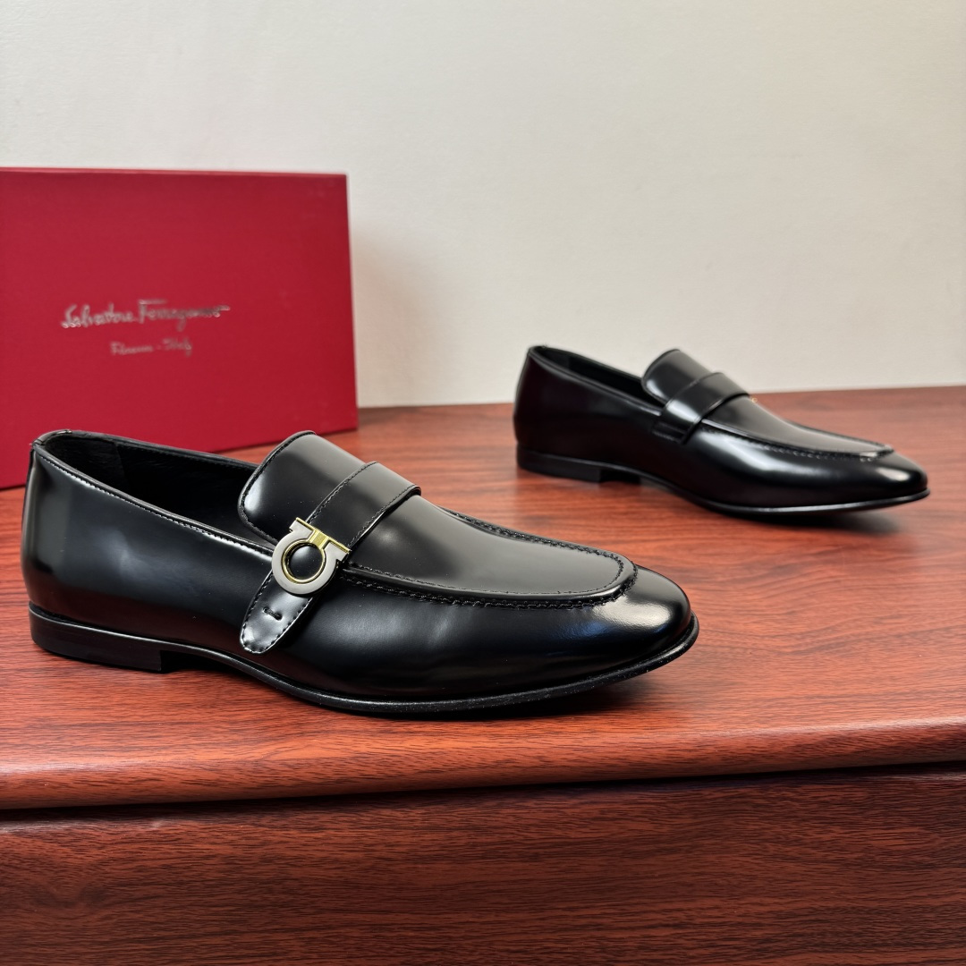 NO:782405,Batch FERRAGAMO/Ferragamo's new men's Gancini loafers shipped!  This Gancini loafer is made of soft cow leather/cow suede material, with fine and deep texture, clear leather grain, and excellent toughness, showing a formal style. The back of the shoe is decorated with genuine leather saddle straps, and the sides are decorated with black and gold Gancini buckles. It is equipped with a genuine leather outsole, seamless Mark stitching, semi-solid cold bonding process, and is made with heavy craftsmanship. Calf leather lining, high-definition three-dimensional logo badge details, and a full set of packaging!  Size 39-40-41-42-43-44 Leather shoe size (can be customized to 38.45.46) Item No. 078150 Black open edge beads, ferragamo, ferragamo, loafers, cowhide, Leather soles19860909批 FERRAGAMO/菲拉格慕 新款男士 Gancini乐福鞋出货！ 此款Gancini乐福鞋选用柔软牛皮革材质/牛反绒材质,纹理细腻深邃,皮纹清晰,韧性极好,尽显正装风范.鞋背饰有真皮鞋鞍饰带,侧面缀饰黑金色Gancini扣饰,搭配真皮大底,无缝马克缝线,半固特异冷粘工艺,重工打造.小牛皮内里,高清立体logo徽章标识细节,全套包装！ 尺码39-40-41-42-43-44皮鞋尺码（可定制38.45.46） 货号078150 黑开边珠,,ferragamo,ferragamo,loafers,cowhide,Leather soles,Men's shoes