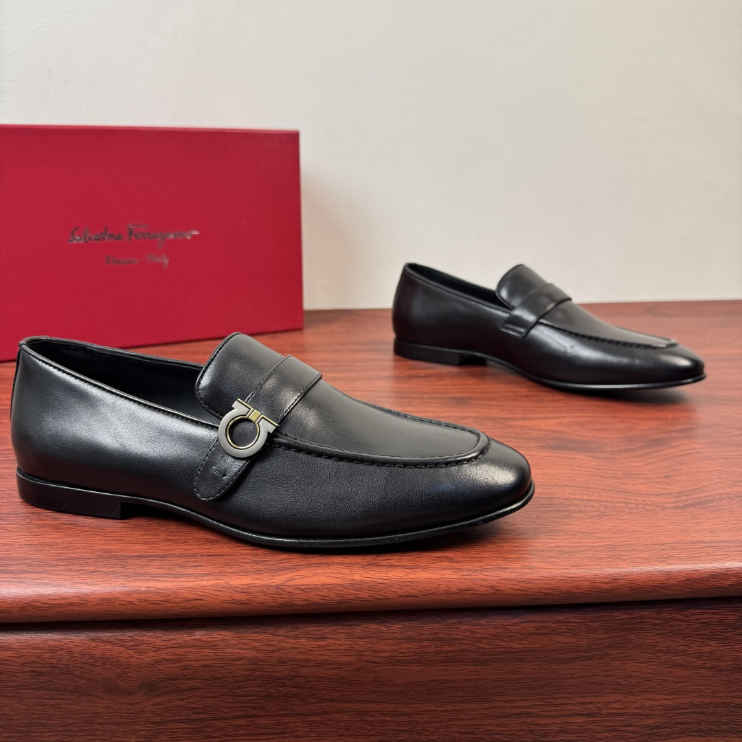 NO:782413,Batch FERRAGAMO/Ferragamo's new men's Gancini loafers shipped!  This Gancini loafer is made of soft cow leather/cow suede material, with fine and deep texture, clear leather grain, and excellent toughness, showing a formal style. The back of the shoe is decorated with genuine leather saddle straps, and the sides are decorated with black and gold Gancini buckles. It is equipped with a genuine leather outsole, seamless Mark stitching, semi-solid cold bonding process, and is made with heavy craftsmanship. Calf leather lining, high-definition three-dimensional logo badge details, and a full set of packaging!  Size 39-40-41-42-43-44 Leather shoe size (can be customized to 38.45.46) Item No. 078150 Black cowhide, ferragamo, ferragamo, loafers, cowhide, Leather soles19860909批 FERRAGAMO/菲拉格慕 新款男士 Gancini乐福鞋出货！ 此款Gancini乐福鞋选用柔软牛皮革材质/牛反绒材质,纹理细腻深邃,皮纹清晰,韧性极好,尽显正装风范.鞋背饰有真皮鞋鞍饰带,侧面缀饰黑金色Gancini扣饰,搭配真皮大底,无缝马克缝线,半固特异冷粘工艺,重工打造.小牛皮内里,高清立体logo徽章标识细节,全套包装！ 尺码39-40-41-42-43-44皮鞋尺码（可定制38.45.46） 货号078150 黑牛皮,,ferragamo,ferragamo,loafers,cowhide,Leather soles,Men's shoes