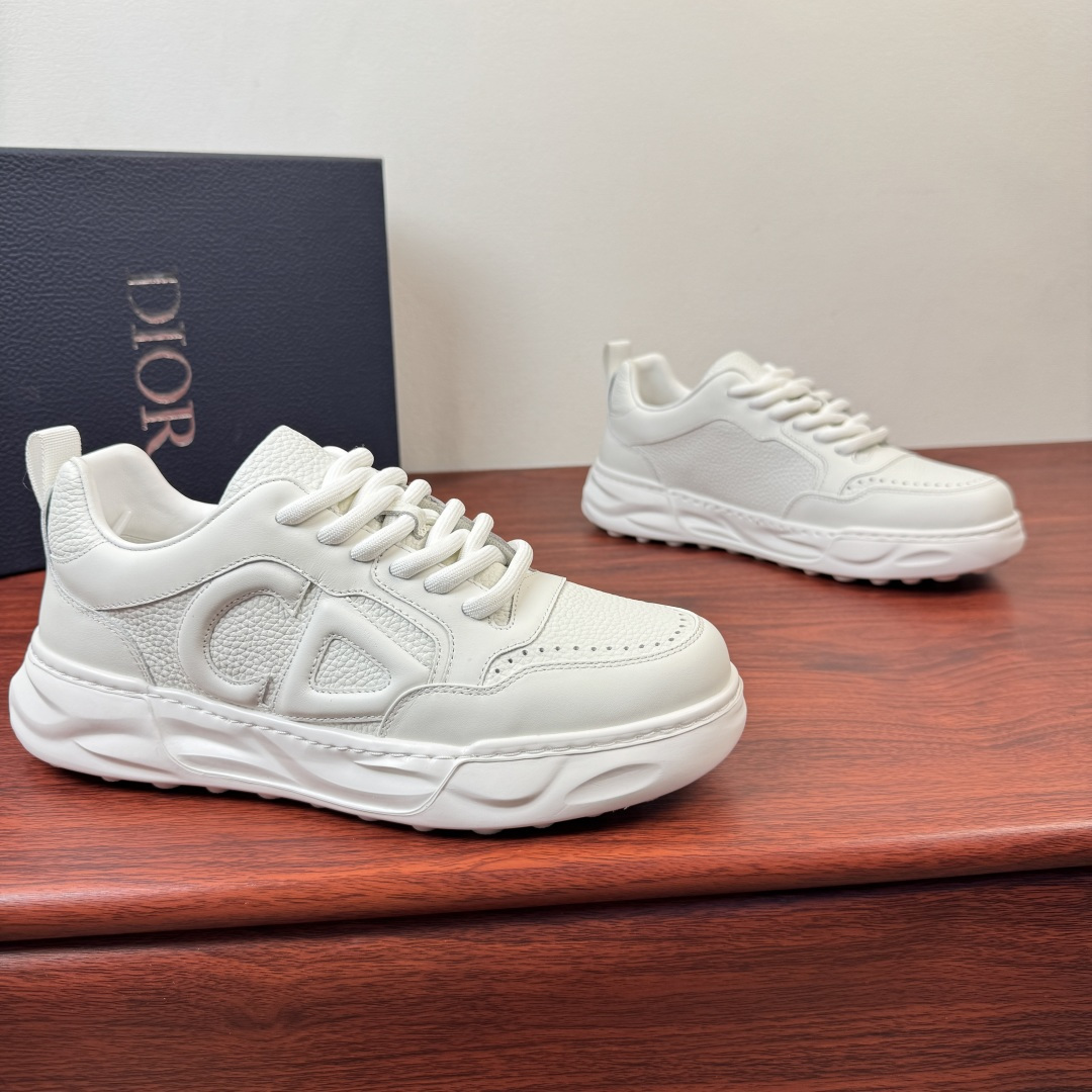 NO:781071,Batch Dior/Dior's new men's thick-soled leather casual shoes, light luxury casual shoes, unlock new spring style outfits!  Selected high-quality pebbled leather and matte cowhide, contrasting leather splicing design, made of selected high-quality materials, delicate and durable to the touch, multiple composite splicing to create a three-dimensional shape, thick cotton laces, punched and edging decorative details on the toe,  Three-dimensional CD letter badge logo on the side, rear webbing shoe strap, breathable mesh lining, thickened latex insole, genuine leather insole bottom layer, with thickened rubber foam sole, air-glue process, and excellent gluing comfort. Comes with a full set of packaging!  Size 39-40-41-42-43-44 Leather shoe size (38.45.46 can be customized) Item No. D96142 White,,dior,dior,cowhide19860909批 Dior/迪奥 新款男士厚底皮革休闲鞋 轻奢质感休闲鞋,解锁春日型格新穿搭！ 甄选优质荔枝纹皮革拼接雾面牛皮,撞色皮革拼接设计,精选优质材质打造,触感细腻又耐用,多重复合拼接成就立体造型,加粗棉质系带,鞋头冲孔包边装饰细节,侧面立体CD字母徽章标识,后置织带提鞋环带,透气网布内里,加厚乳胶鞋垫,真皮鞋垫底层,搭配加厚橡胶发泡鞋底,空胶工艺,上胶舒适度极好.配全套包装！ 尺码39-40-41-42-43-44皮鞋尺码（可定制38.45.46） 货号D96142 白色,,dior,dior,cowhide,Men's shoes