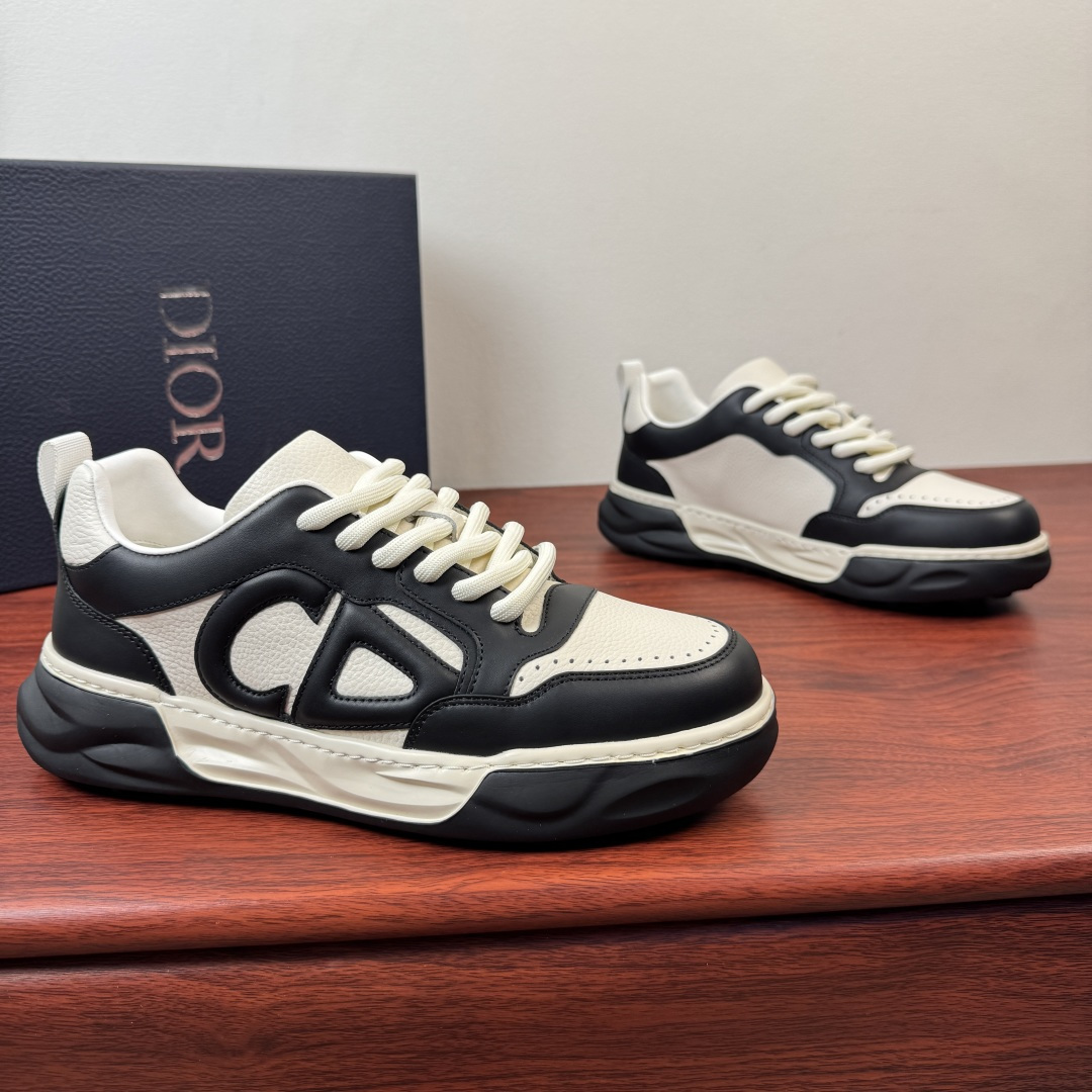 NO:781078,Batch Dior/Dior's new men's thick-soled leather casual shoes, light luxury casual shoes, unlock new spring style outfits!  Selected high-quality pebbled leather and matte cowhide, contrasting leather splicing design, made of selected high-quality materials, delicate and durable to the touch, multiple composite splicing to create a three-dimensional shape, thick cotton laces, punched and edging decorative details on the toe,  Three-dimensional CD letter badge logo on the side, rear webbing shoe strap, breathable mesh lining, thickened latex insole, genuine leather insole bottom layer, with thickened rubber foam sole, air-glue process, and excellent gluing comfort. Comes with a full set of packaging!  Size 39-40-41-42-43-44 leather shoe size (can be customized to 38.45.46) Item number D96142 white and black, dior, dior, cowhide19860909批 Dior/迪奥 新款男士厚底皮革休闲鞋 轻奢质感休闲鞋,解锁春日型格新穿搭！ 甄选优质荔枝纹皮革拼接雾面牛皮,撞色皮革拼接设计,精选优质材质打造,触感细腻又耐用,多重复合拼接成就立体造型,加粗棉质系带,鞋头冲孔包边装饰细节,侧面立体CD字母徽章标识,后置织带提鞋环带,透气网布内里,加厚乳胶鞋垫,真皮鞋垫底层,搭配加厚橡胶发泡鞋底,空胶工艺,上胶舒适度极好.配全套包装！ 尺码39-40-41-42-43-44皮鞋尺码（可定制38.45.46） 货号D96142 白黑,,dior,dior,cowhide,Men's shoes