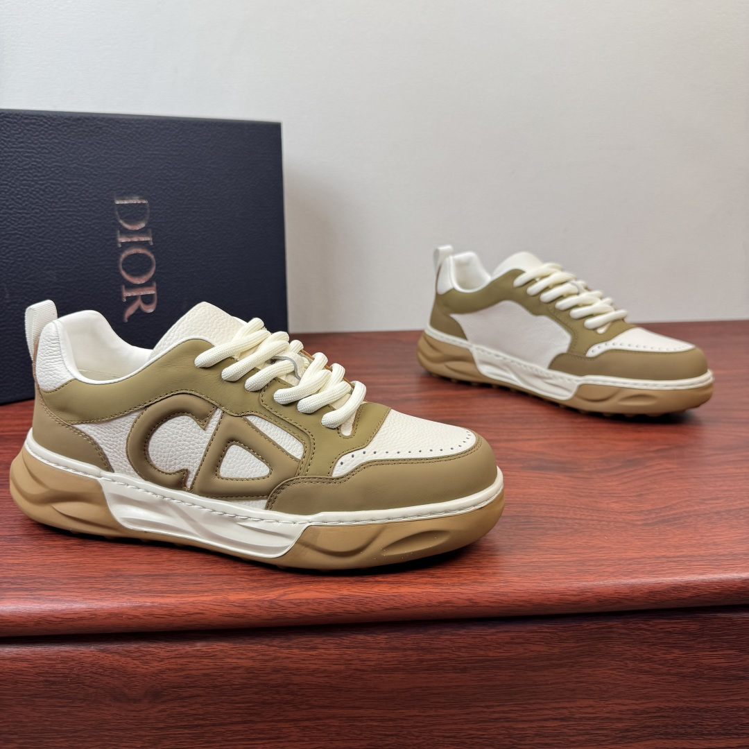 NO:781085,Batch Dior/Dior's new men's thick-soled leather casual shoes, light luxury casual shoes, unlock new spring style outfits!  Selected high-quality pebbled leather and matte cowhide, contrasting leather splicing design, made of selected high-quality materials, delicate and durable to the touch, multiple composite splicing to create a three-dimensional shape, thick cotton laces, punched and edging decorative details on the toe,  Three-dimensional CD letter badge logo on the side, rear webbing shoe strap, breathable mesh lining, thickened latex insole, genuine leather insole bottom layer, with thickened rubber foam sole, air-glue process, and excellent gluing comfort. Comes with a full set of packaging!  Size 39-40-41-42-43-44 leather shoe size (can be customized to 38.45.46) Item No. D96142 white brown, dior, dior, cowhide19860909批 Dior/迪奥 新款男士厚底皮革休闲鞋 轻奢质感休闲鞋,解锁春日型格新穿搭！ 甄选优质荔枝纹皮革拼接雾面牛皮,撞色皮革拼接设计,精选优质材质打造,触感细腻又耐用,多重复合拼接成就立体造型,加粗棉质系带,鞋头冲孔包边装饰细节,侧面立体CD字母徽章标识,后置织带提鞋环带,透气网布内里,加厚乳胶鞋垫,真皮鞋垫底层,搭配加厚橡胶发泡鞋底,空胶工艺,上胶舒适度极好.配全套包装！ 尺码39-40-41-42-43-44皮鞋尺码（可定制38.45.46） 货号D96142 白棕,,dior,dior,cowhide,Men's shoes